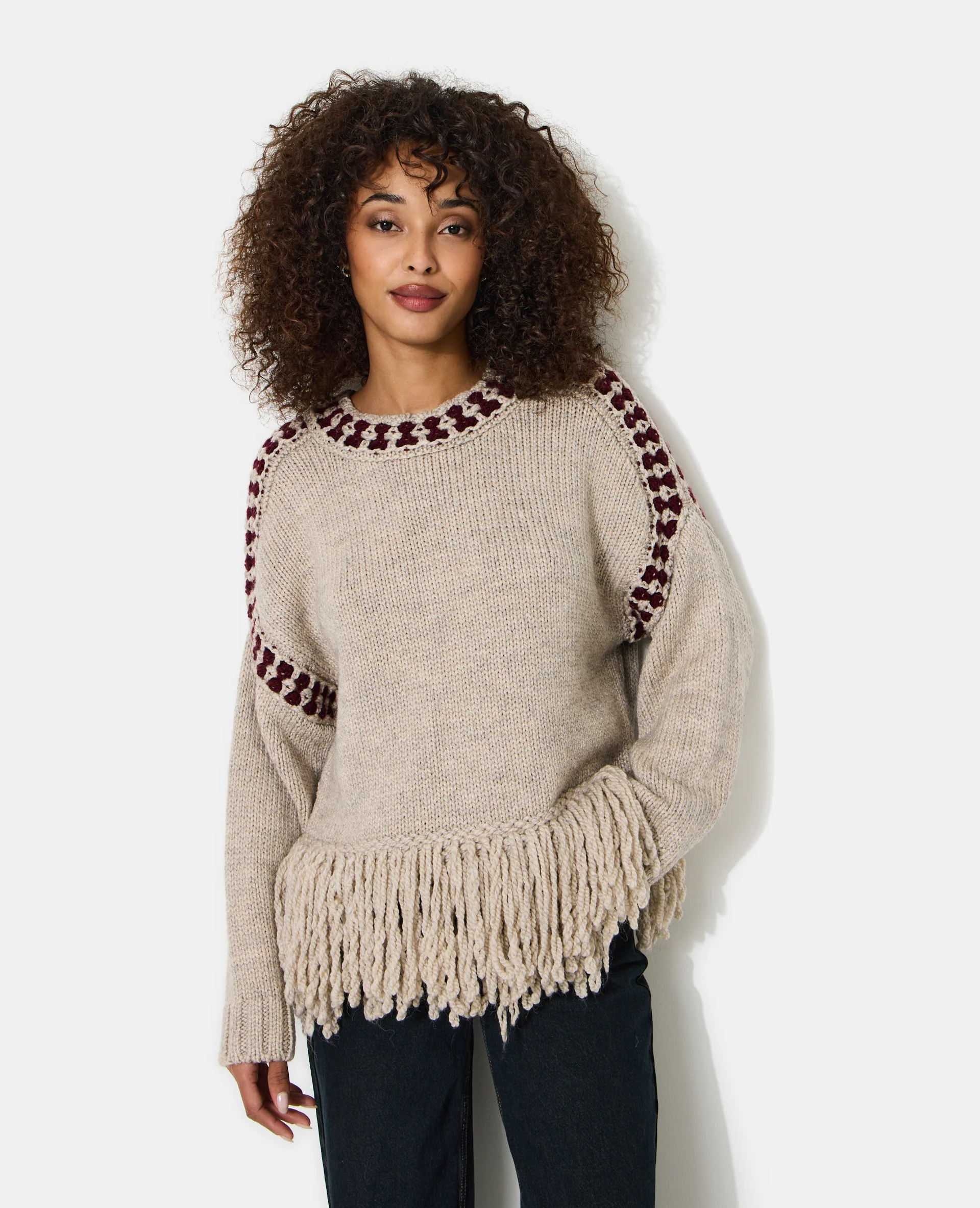 Pull avec franges et détails contrastés