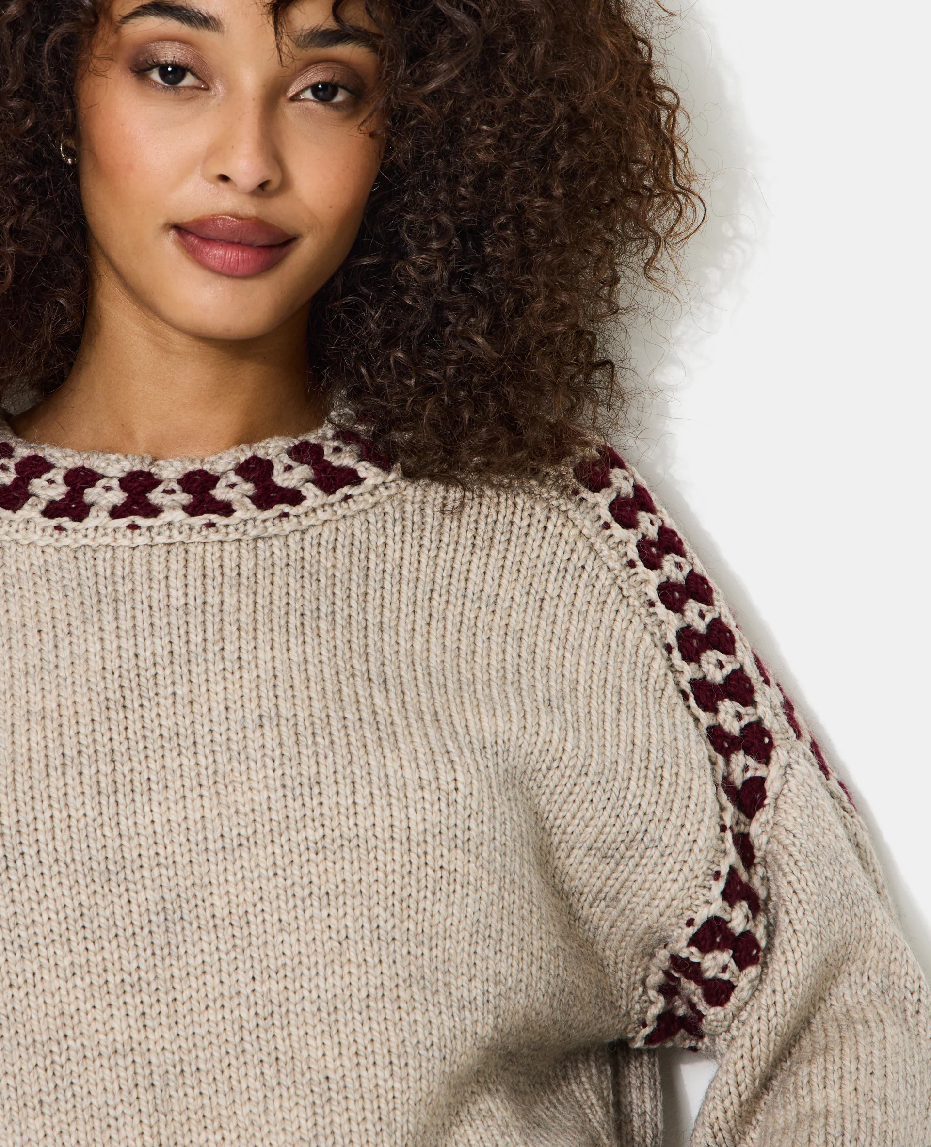 Pull avec franges et détails contrastés - Image 2