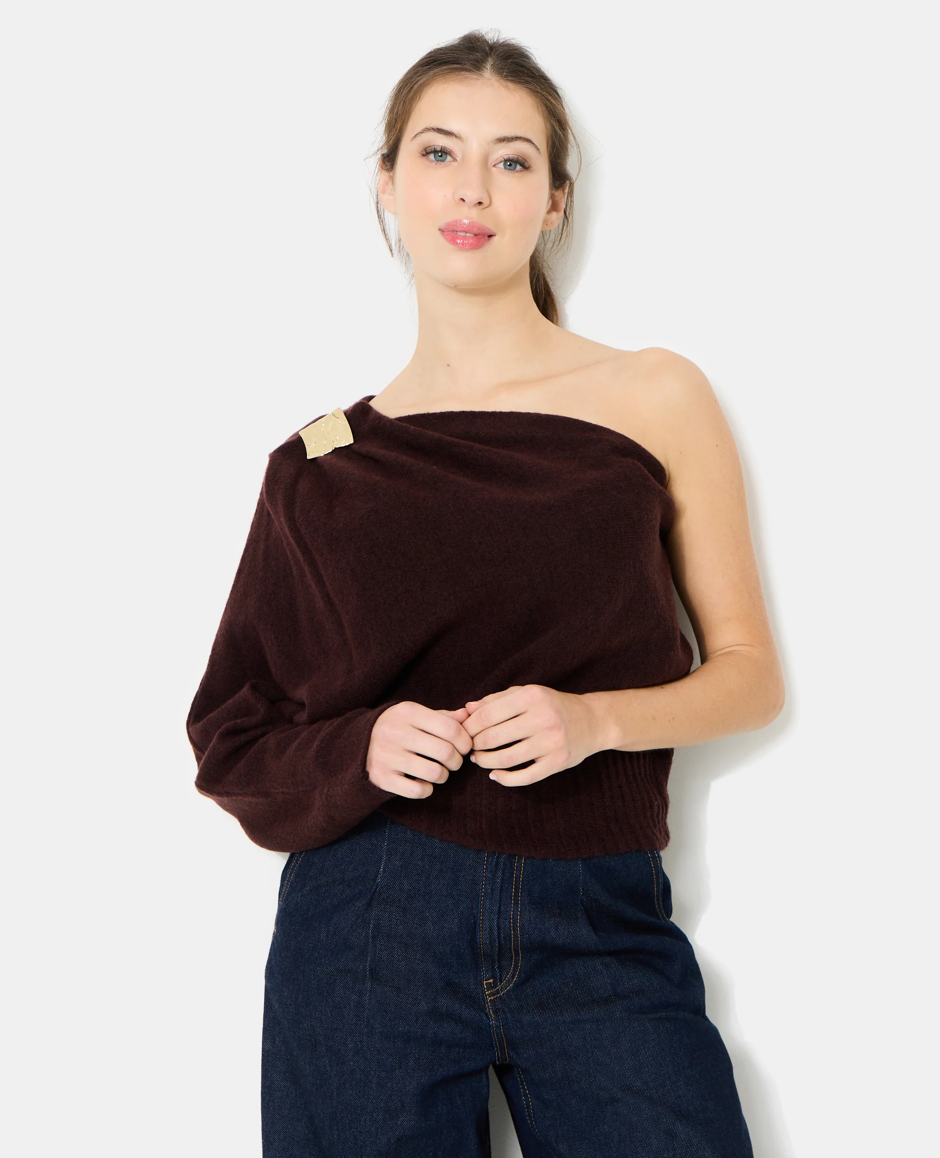 Pull one shoulder avec détail bijou