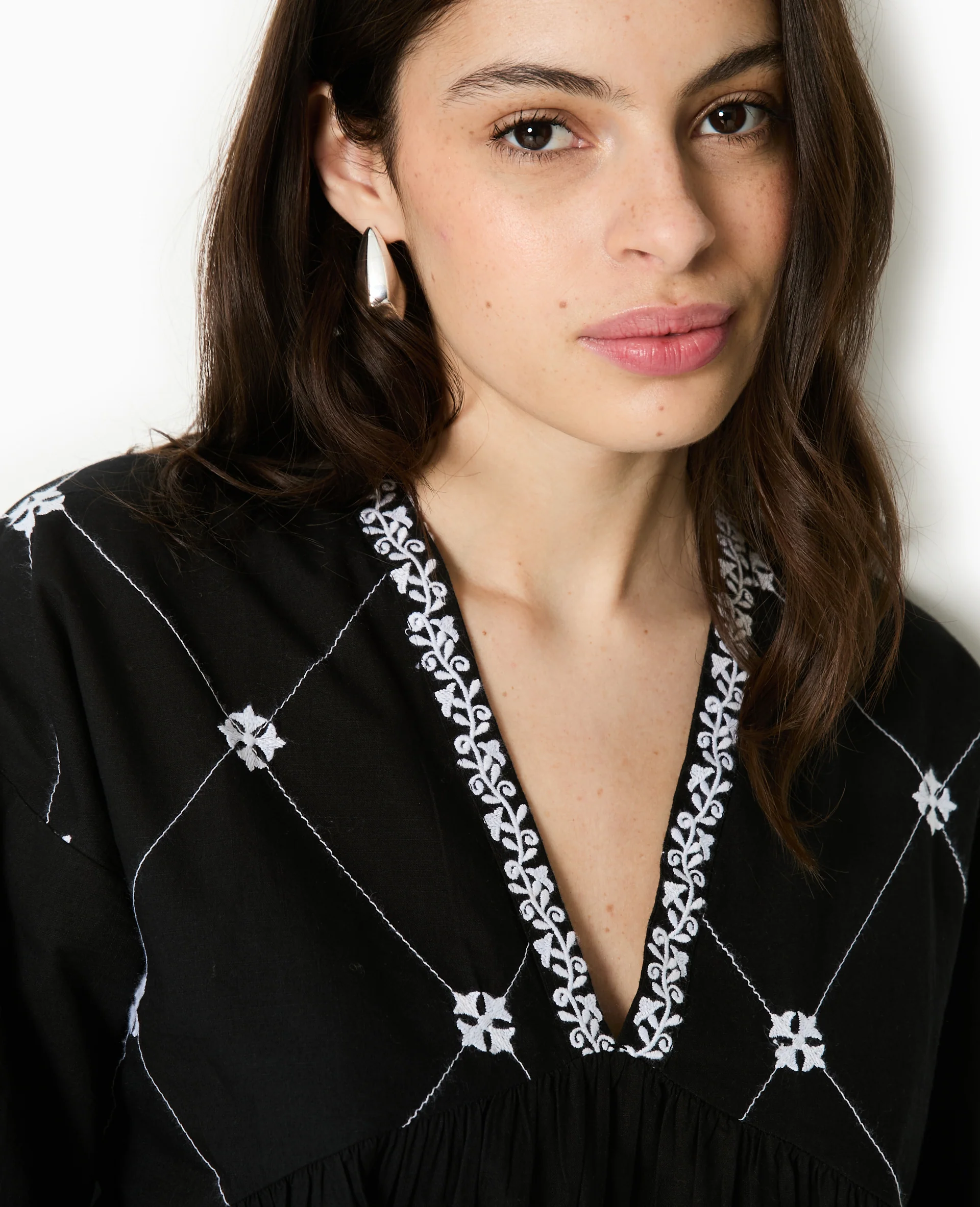 Robe brodée manches longues - Image 2