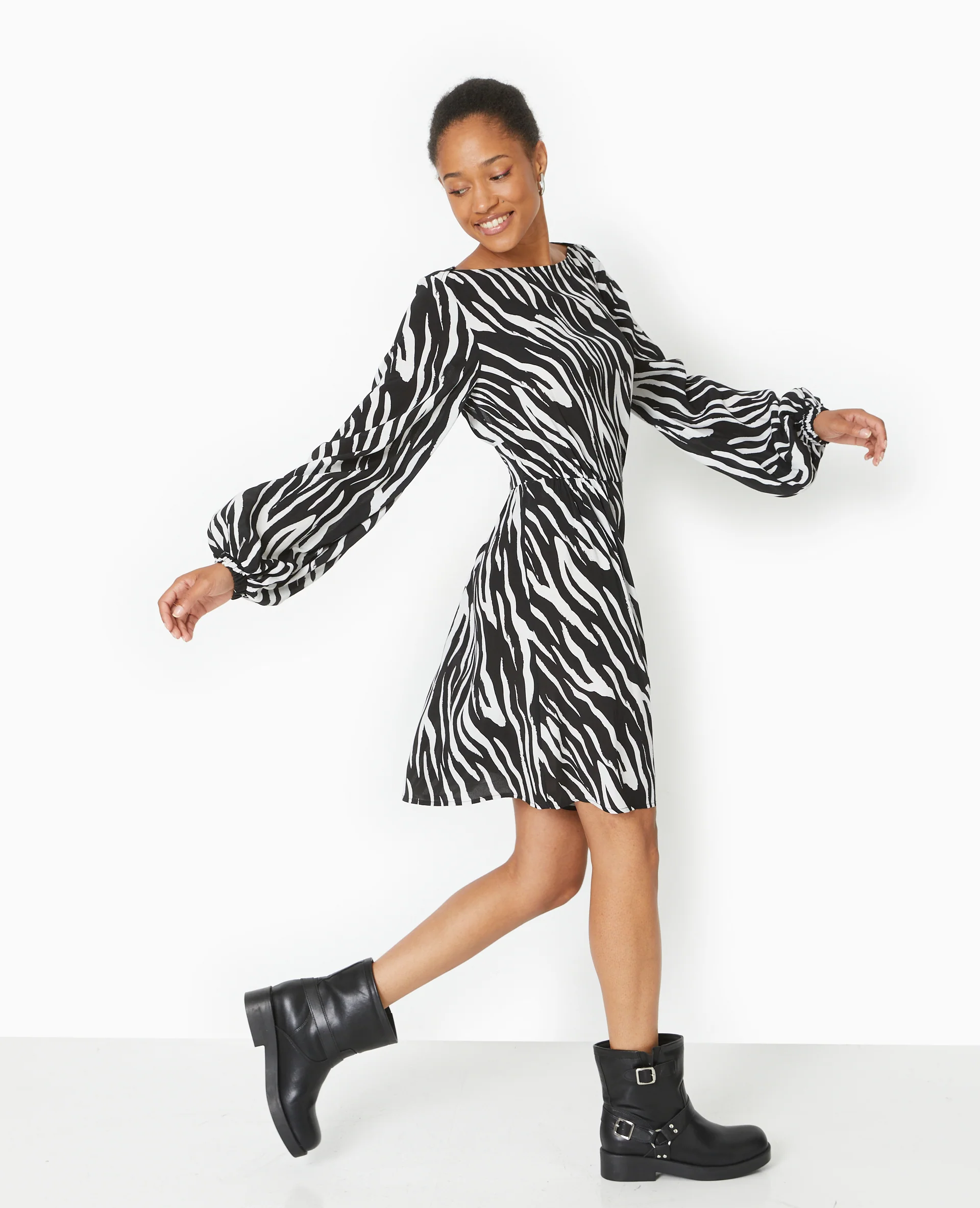 Robe courte avec découpe dos - Image 2