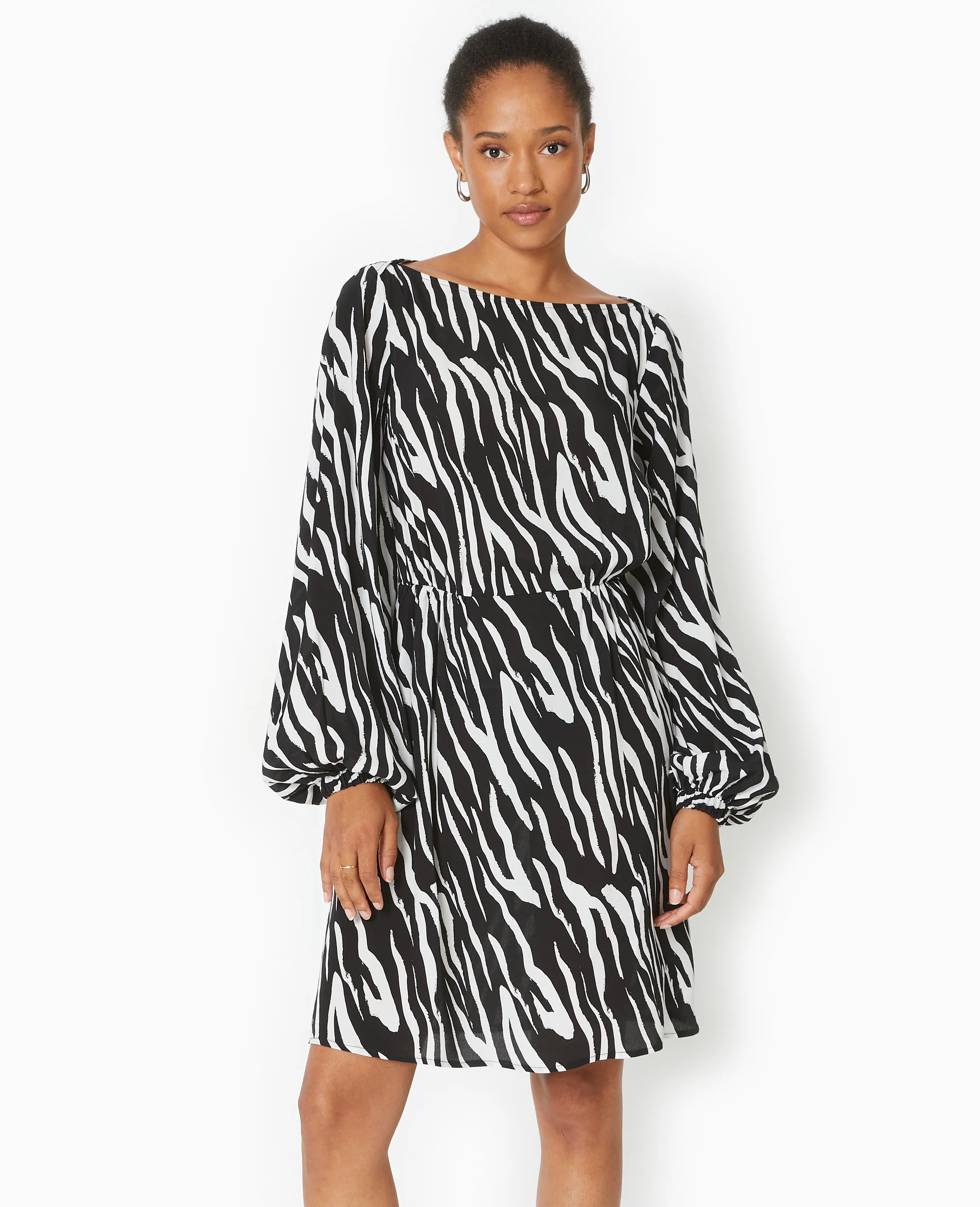 Robe courte avec découpe dos - Image 5