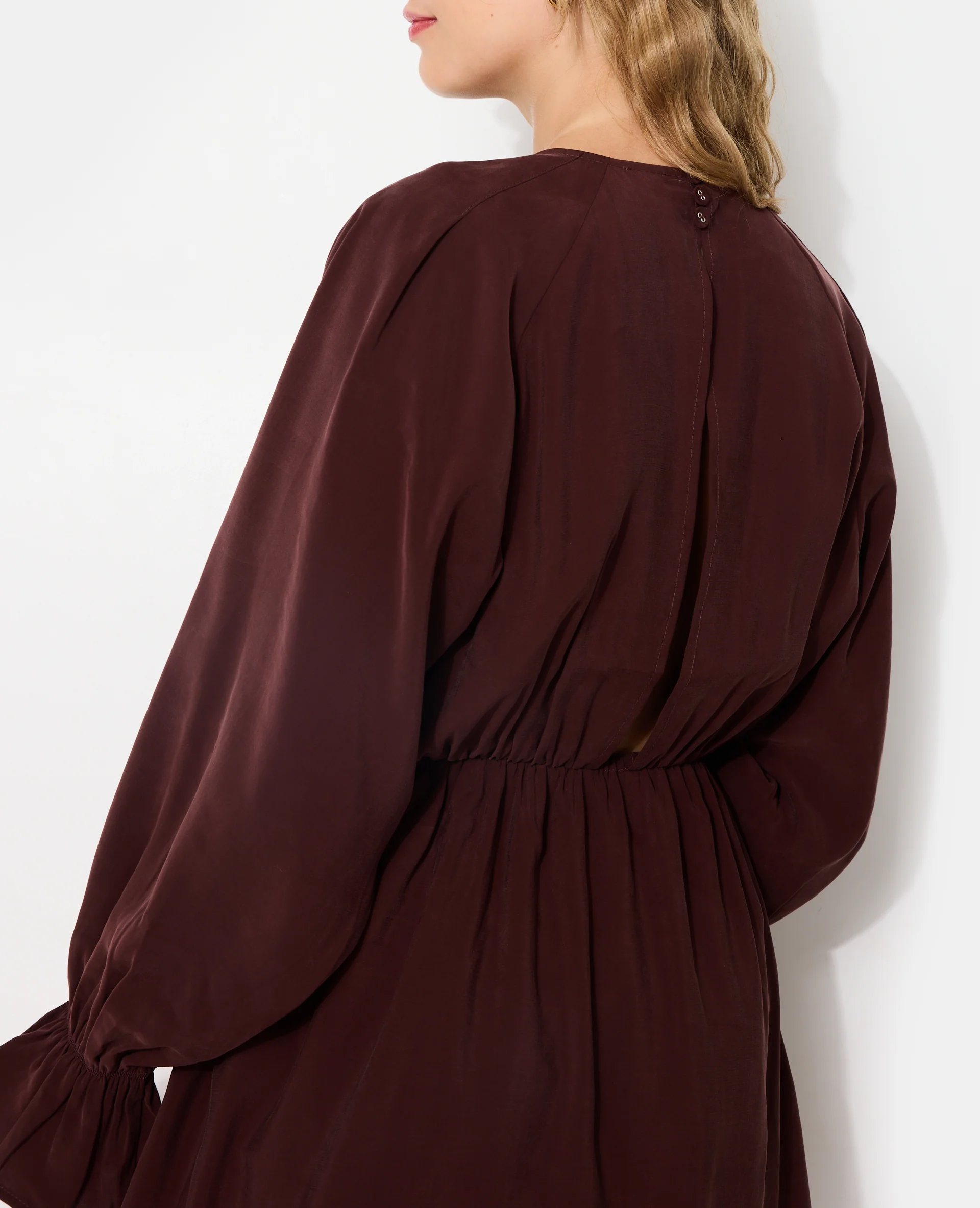 Robe courte avec taille élastiquée en tissu fluide - Image 2