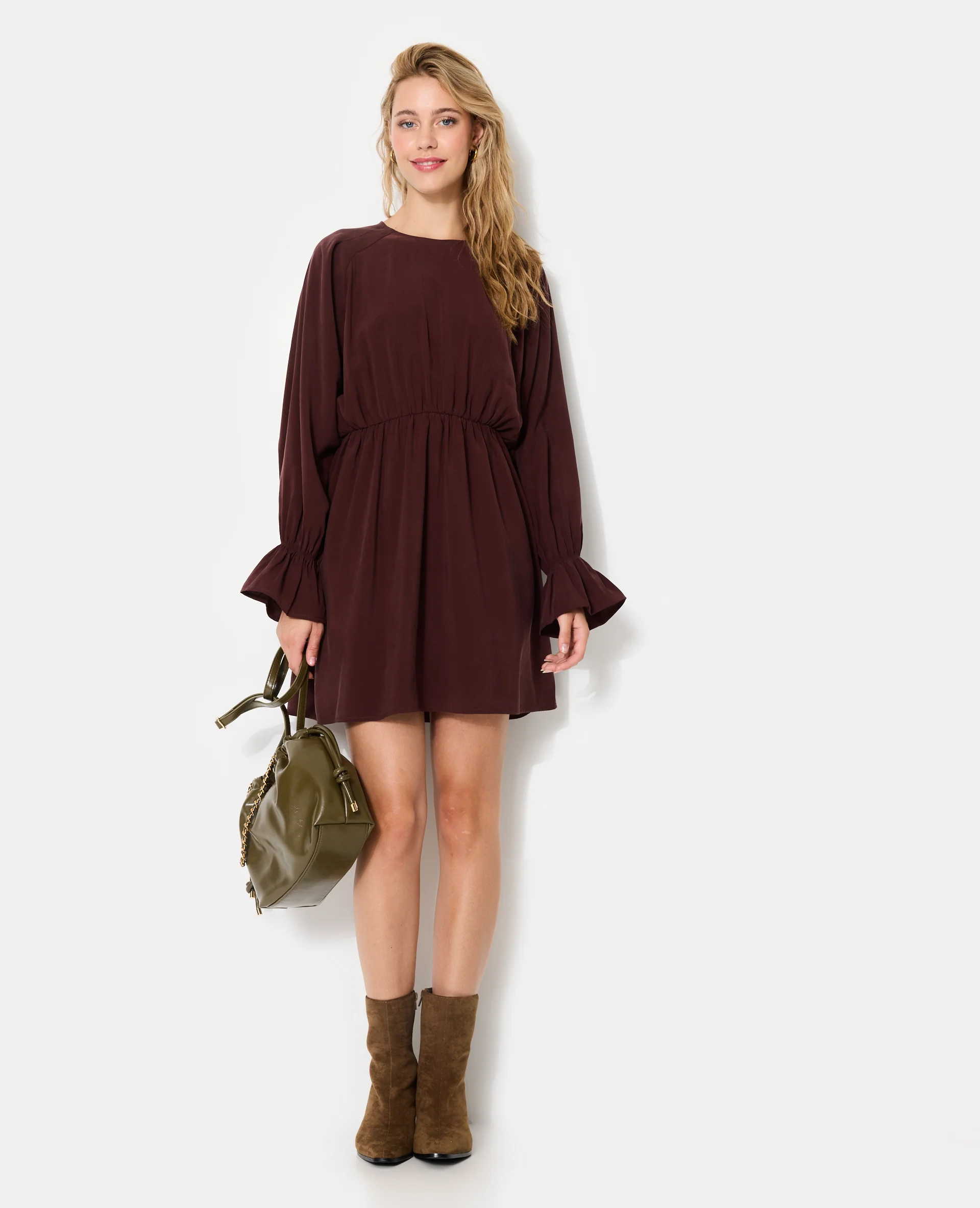 Robe courte avec taille élastiquée en tissu fluide - Image 3