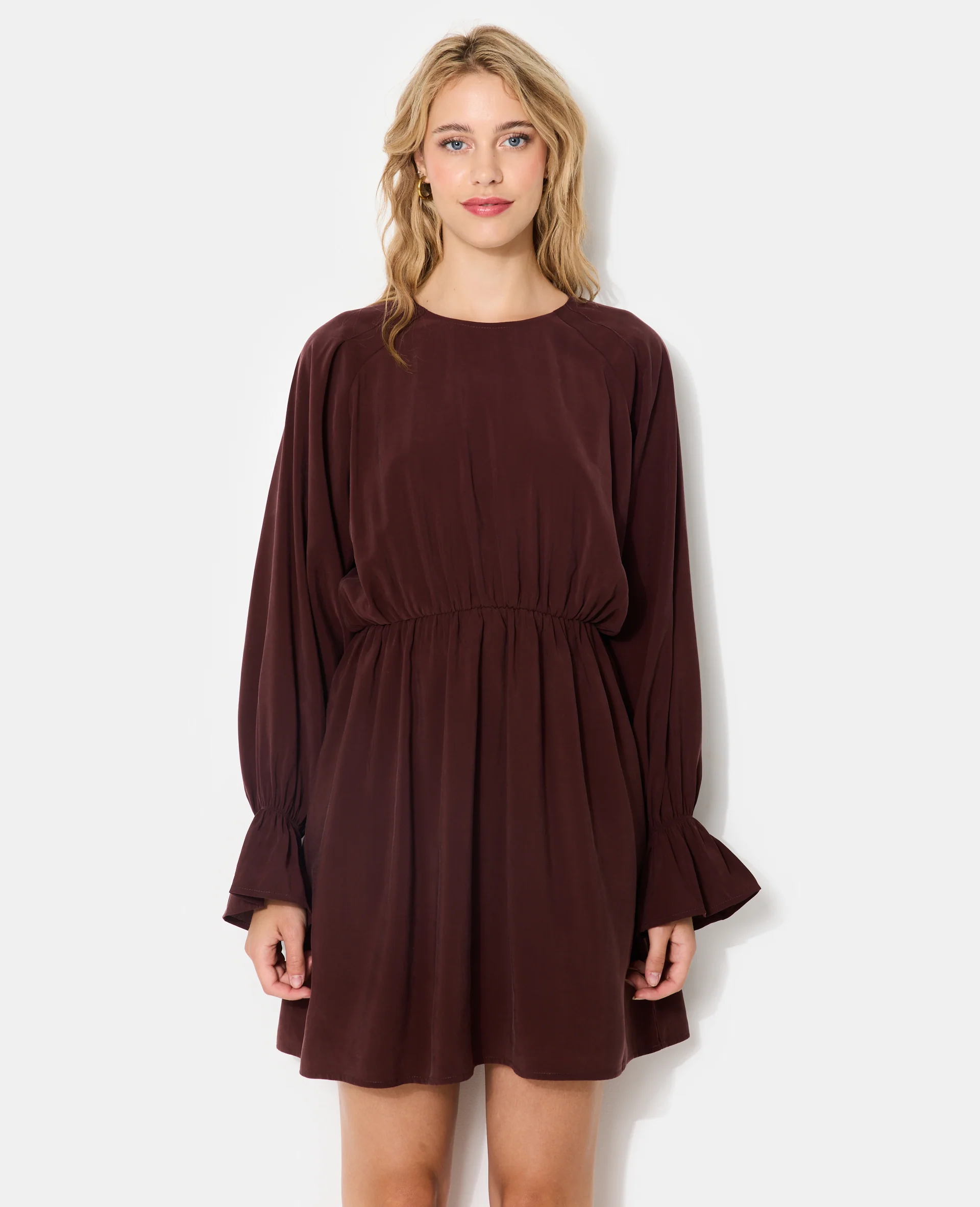 Robe courte avec taille élastiquée en tissu fluide - Image 5