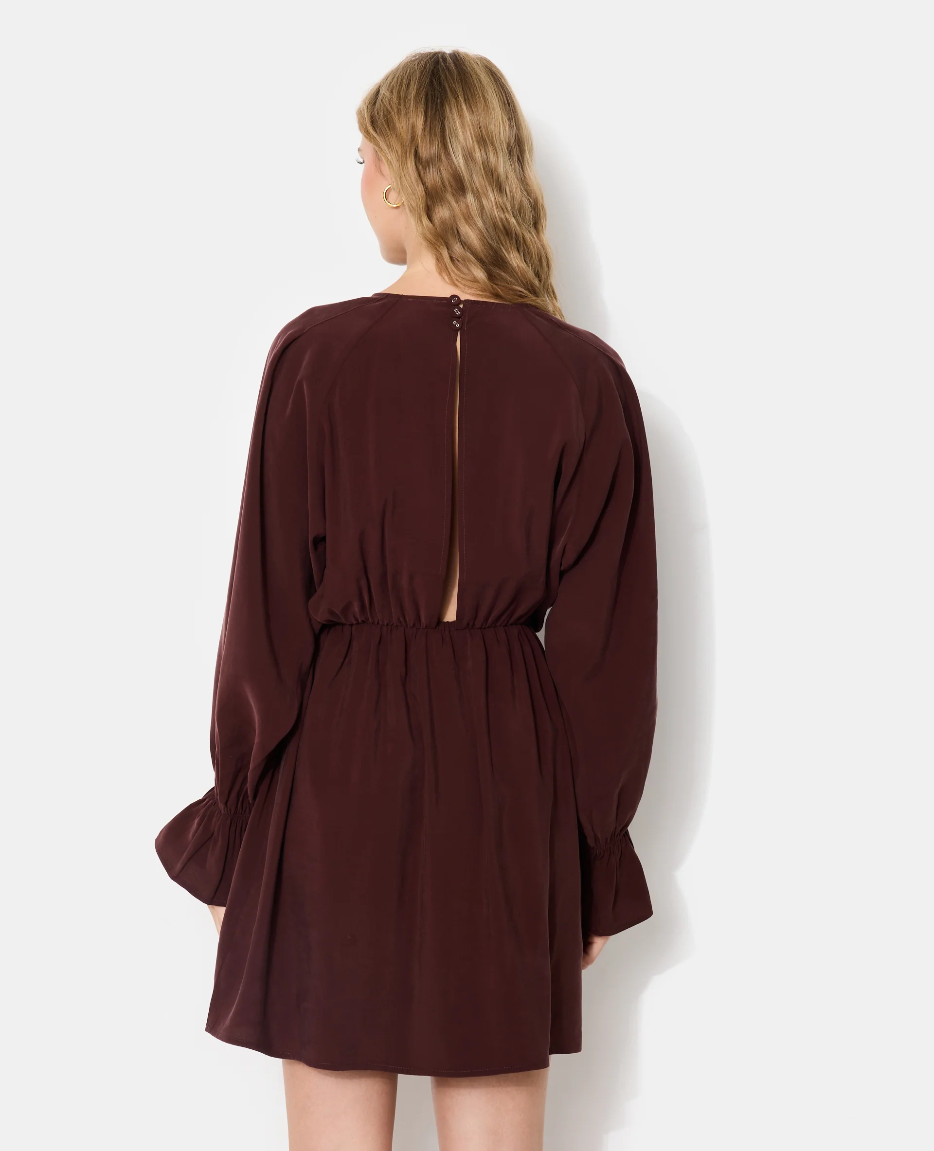 Robe courte avec taille élastiquée en tissu fluide - Image 6