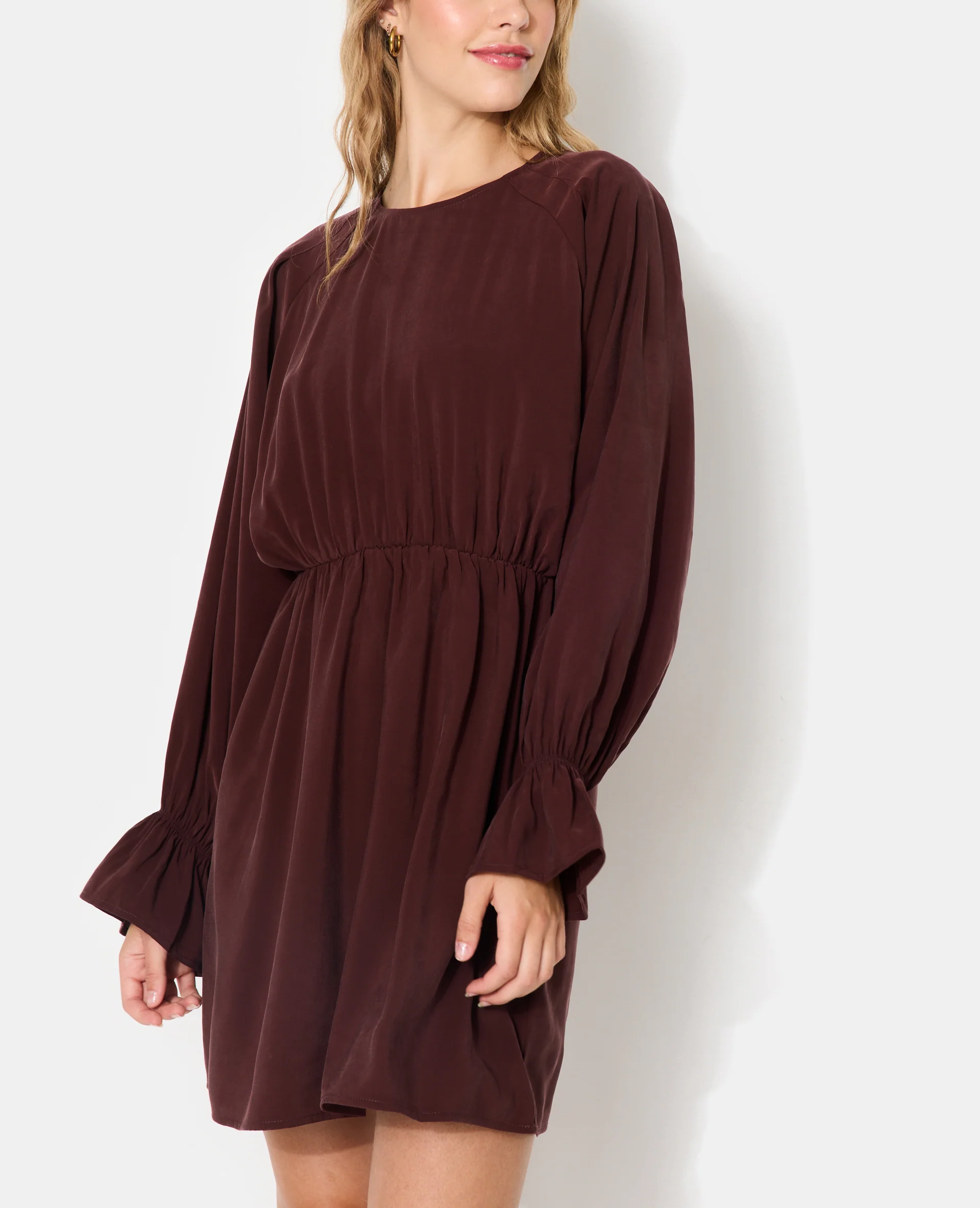 Robe courte avec taille élastiquée en tissu fluide - Image 7