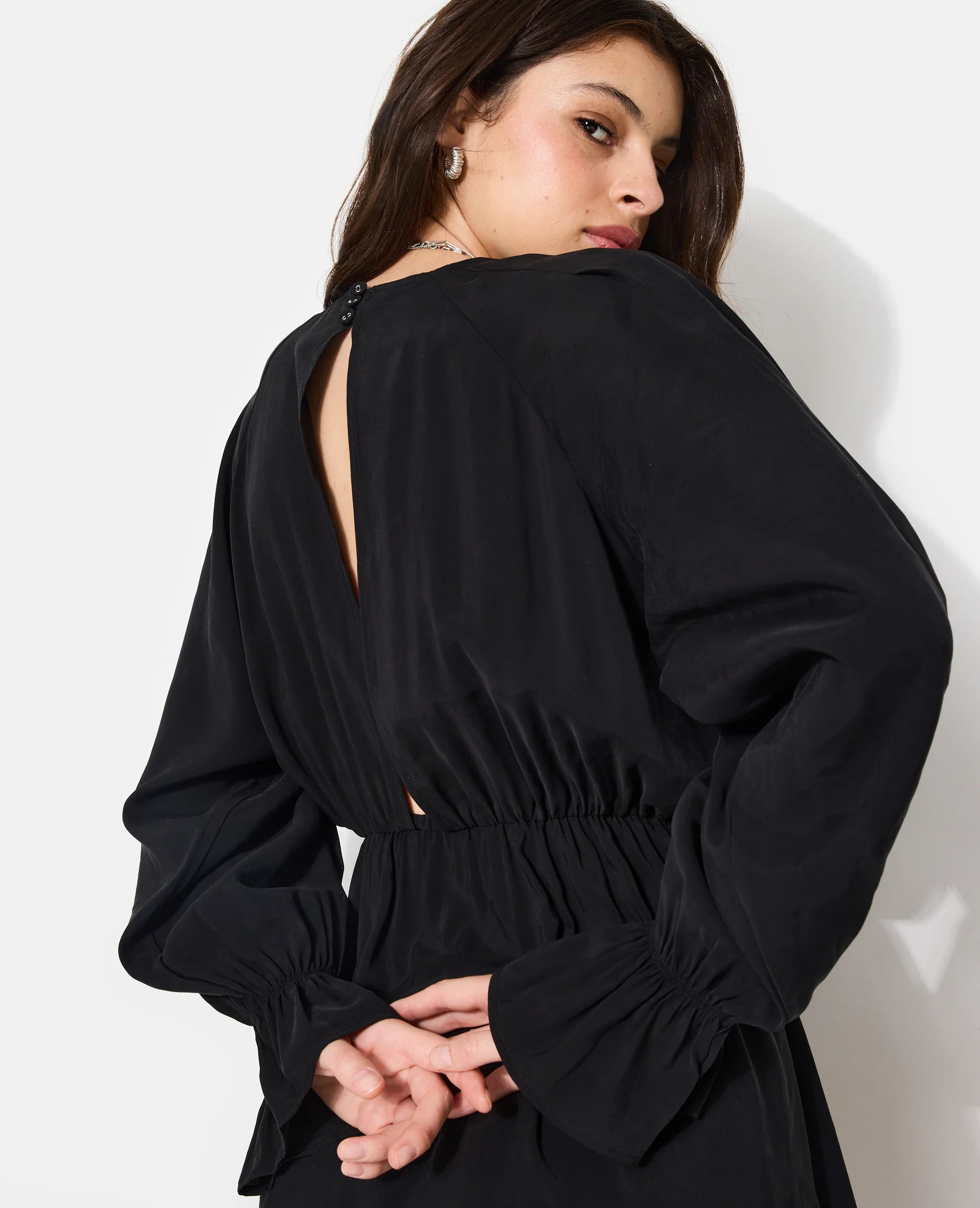 Robe courte avec taille élastiquée en tissu fluide - Image 2
