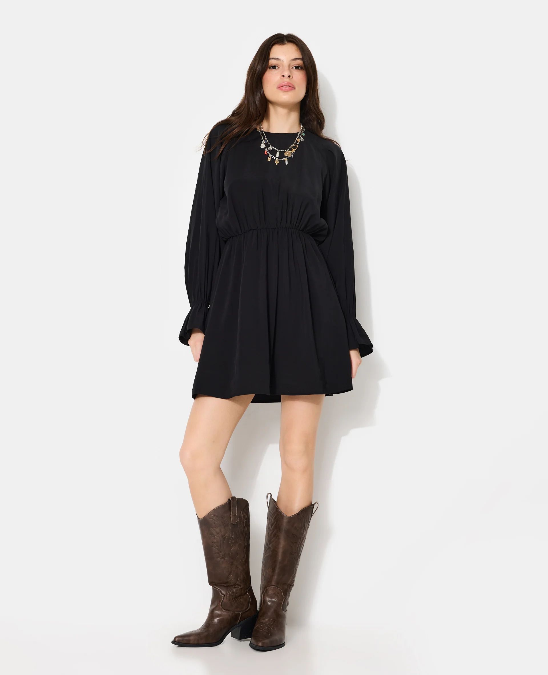 Robe courte avec taille élastiquée en tissu fluide - Image 5