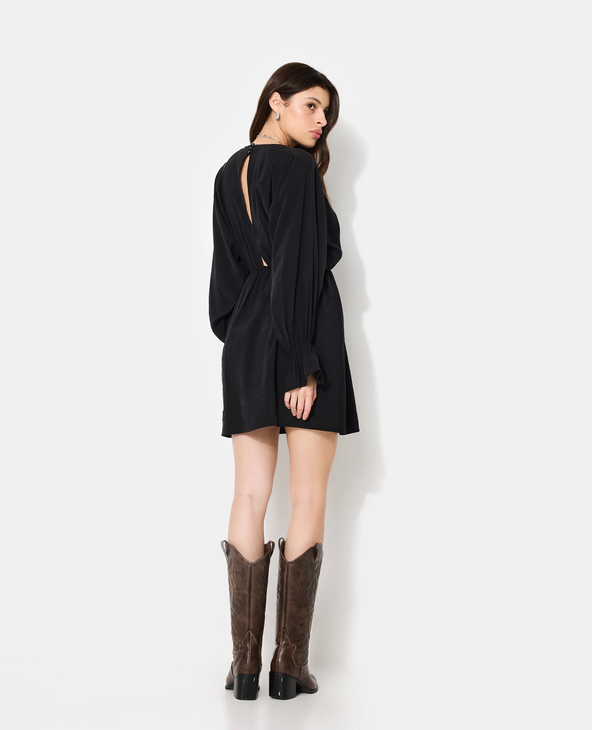 Robe courte avec taille élastiquée en tissu fluide - Image 6
