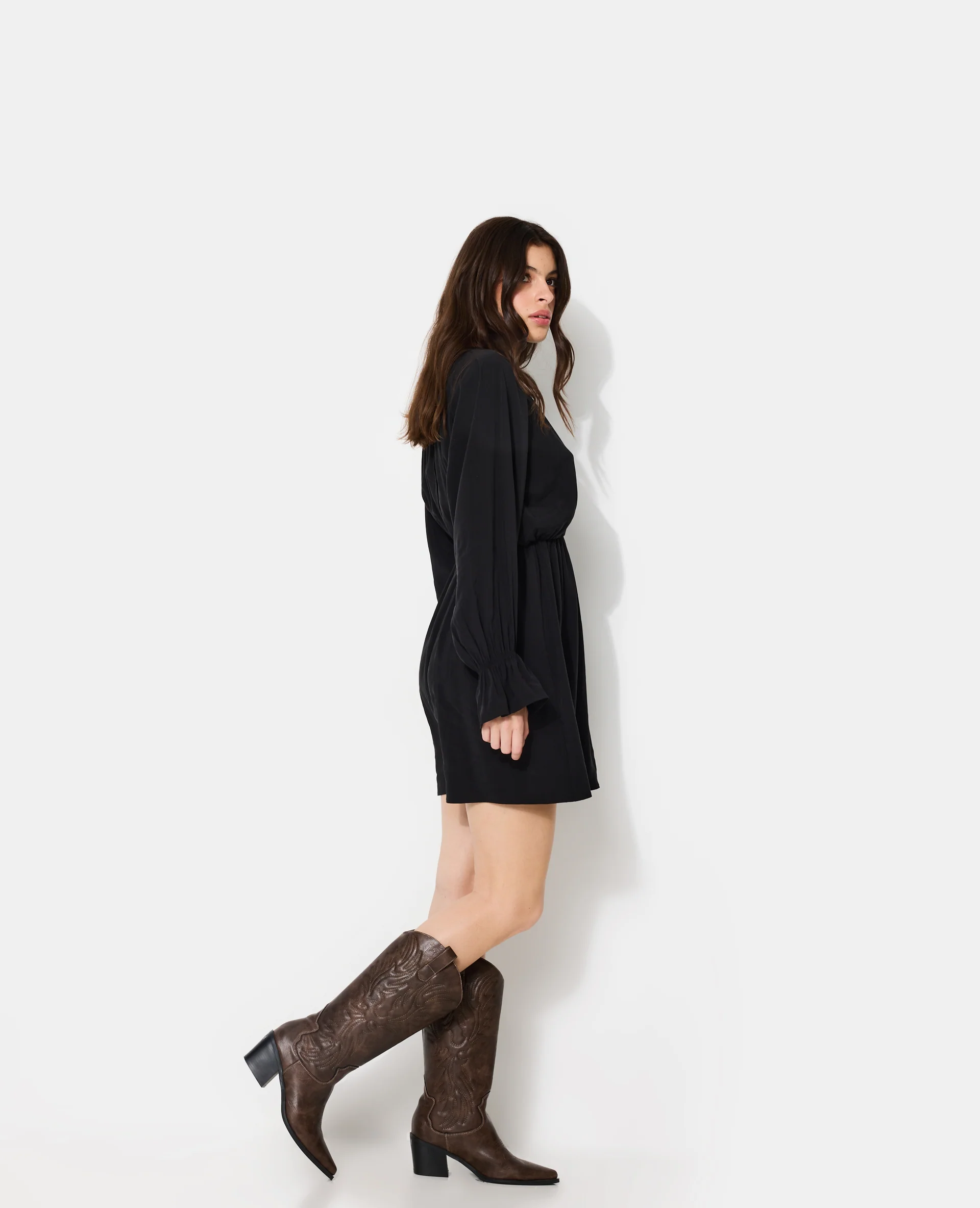 Robe courte avec taille élastiquée en tissu fluide - Image 7