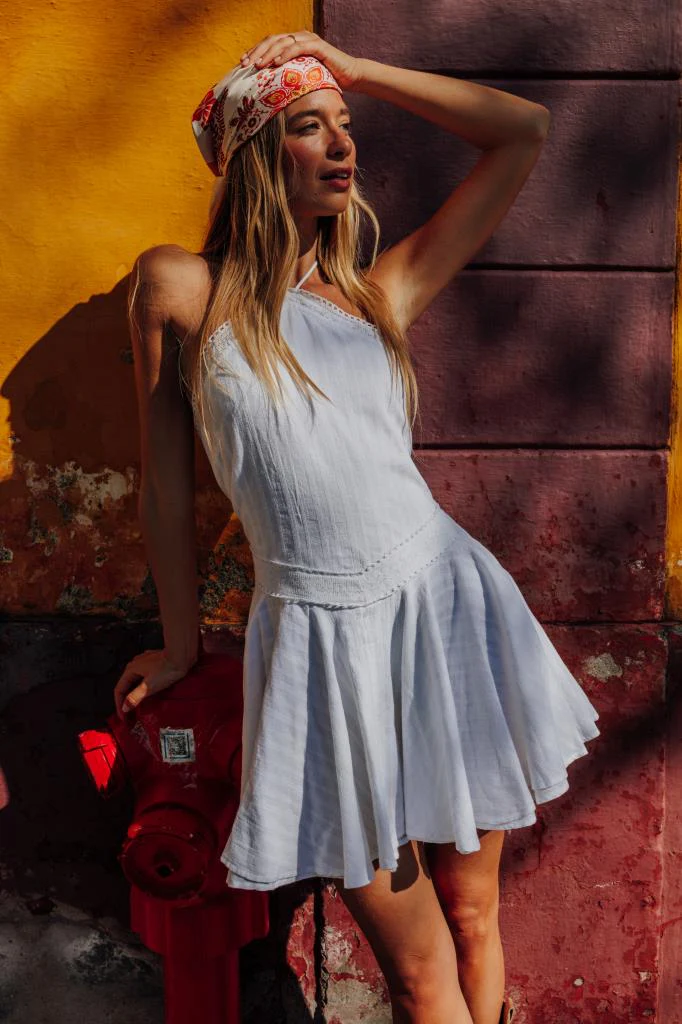 Robe courte dos-nu avec galons dentelle