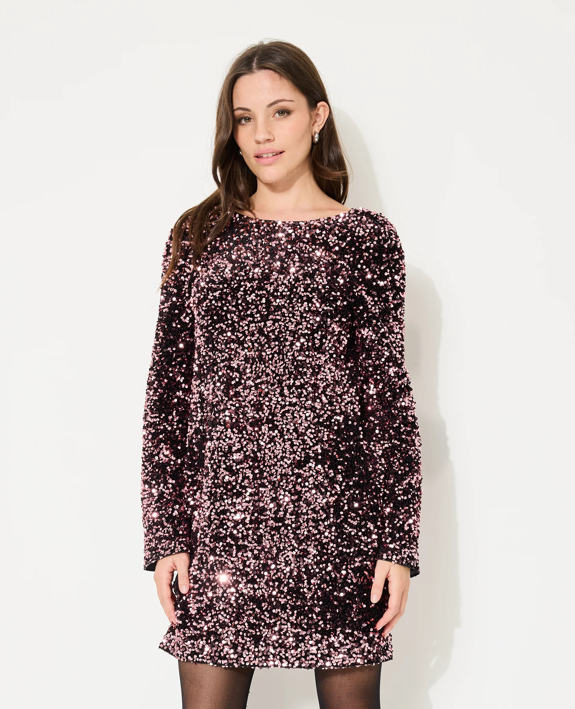 Robe courte dos V avec sequins - Image 5