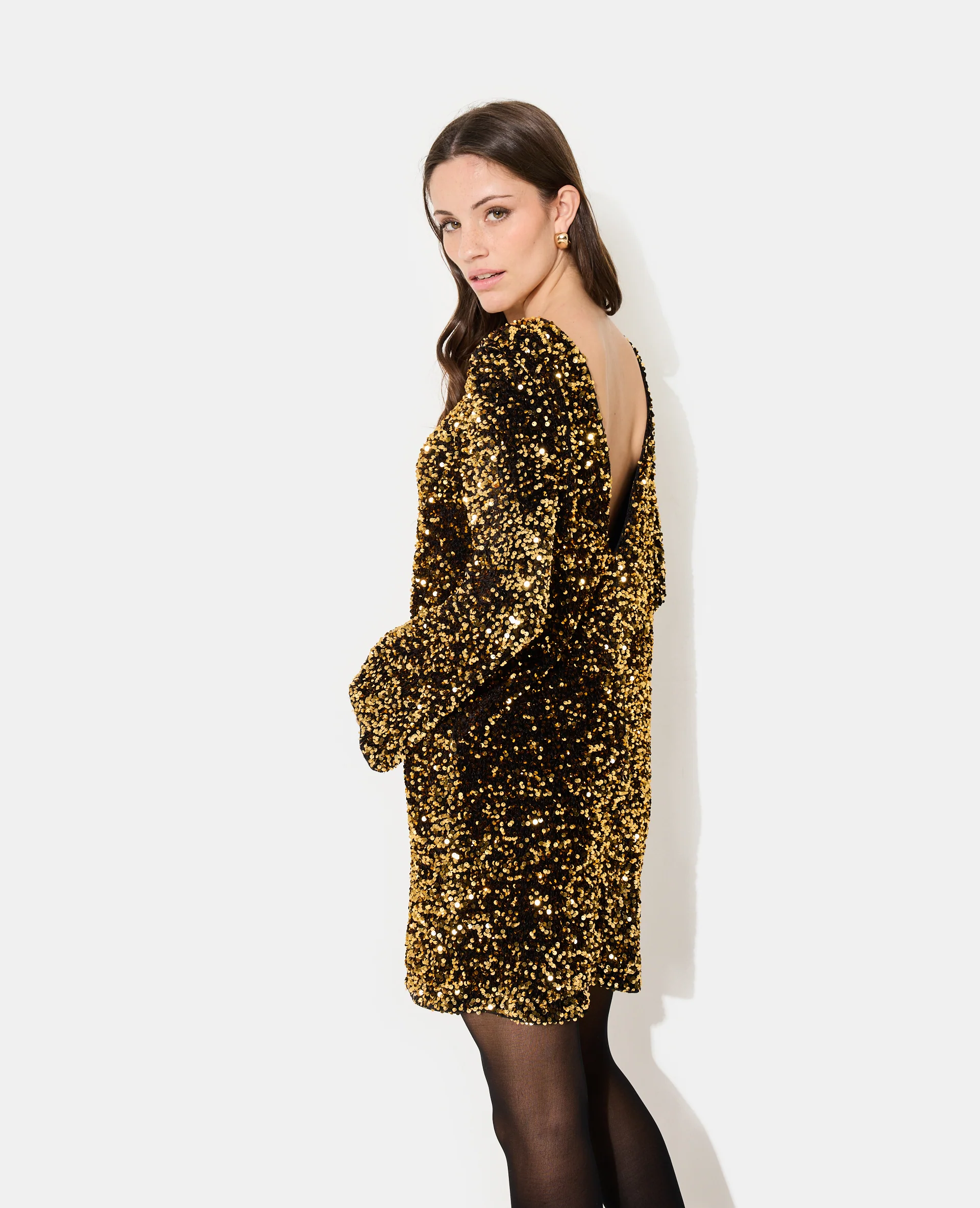 Robe courte dos V avec sequins - Image 6