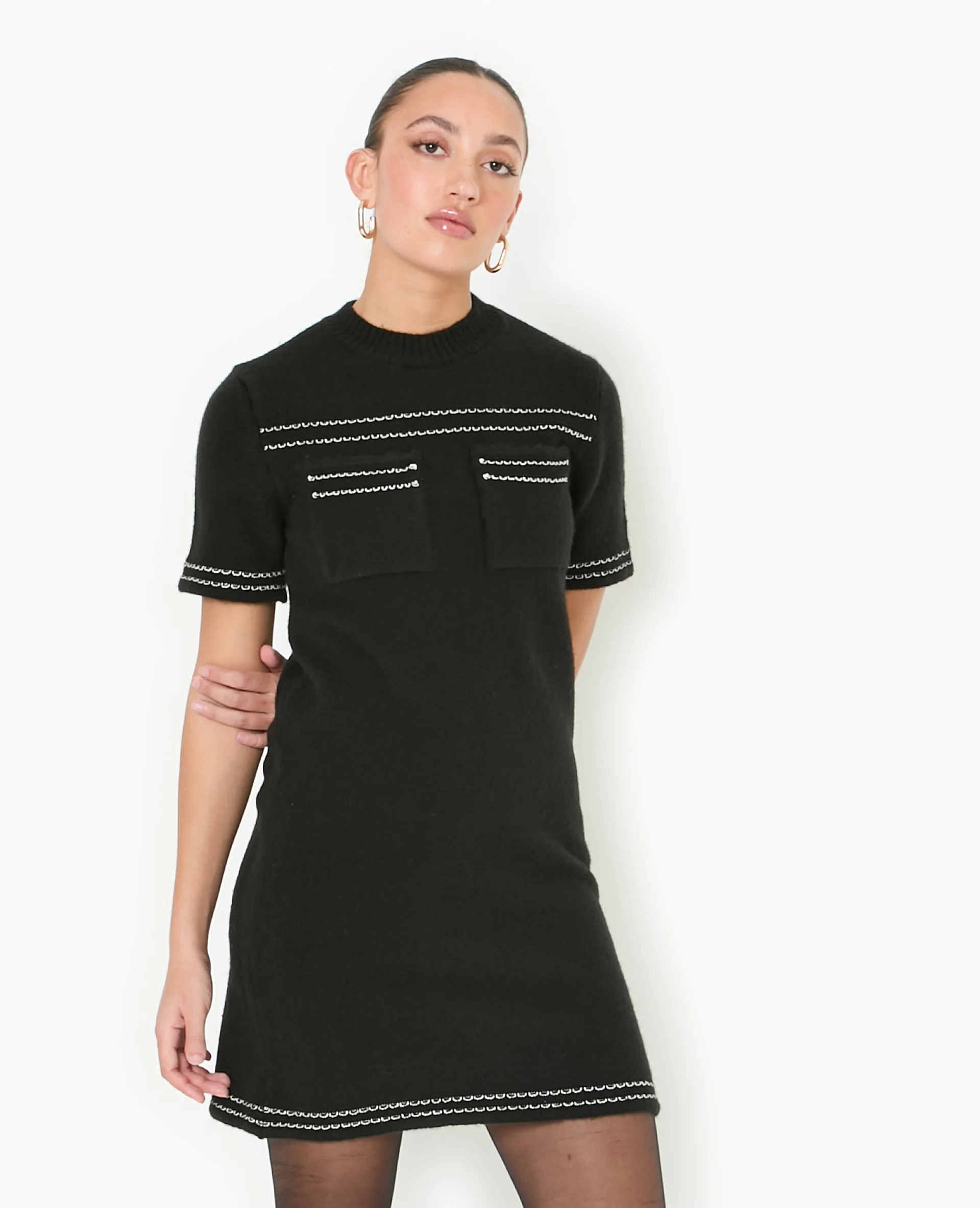 Robe courte en maille avec détails contrastés - Image 5