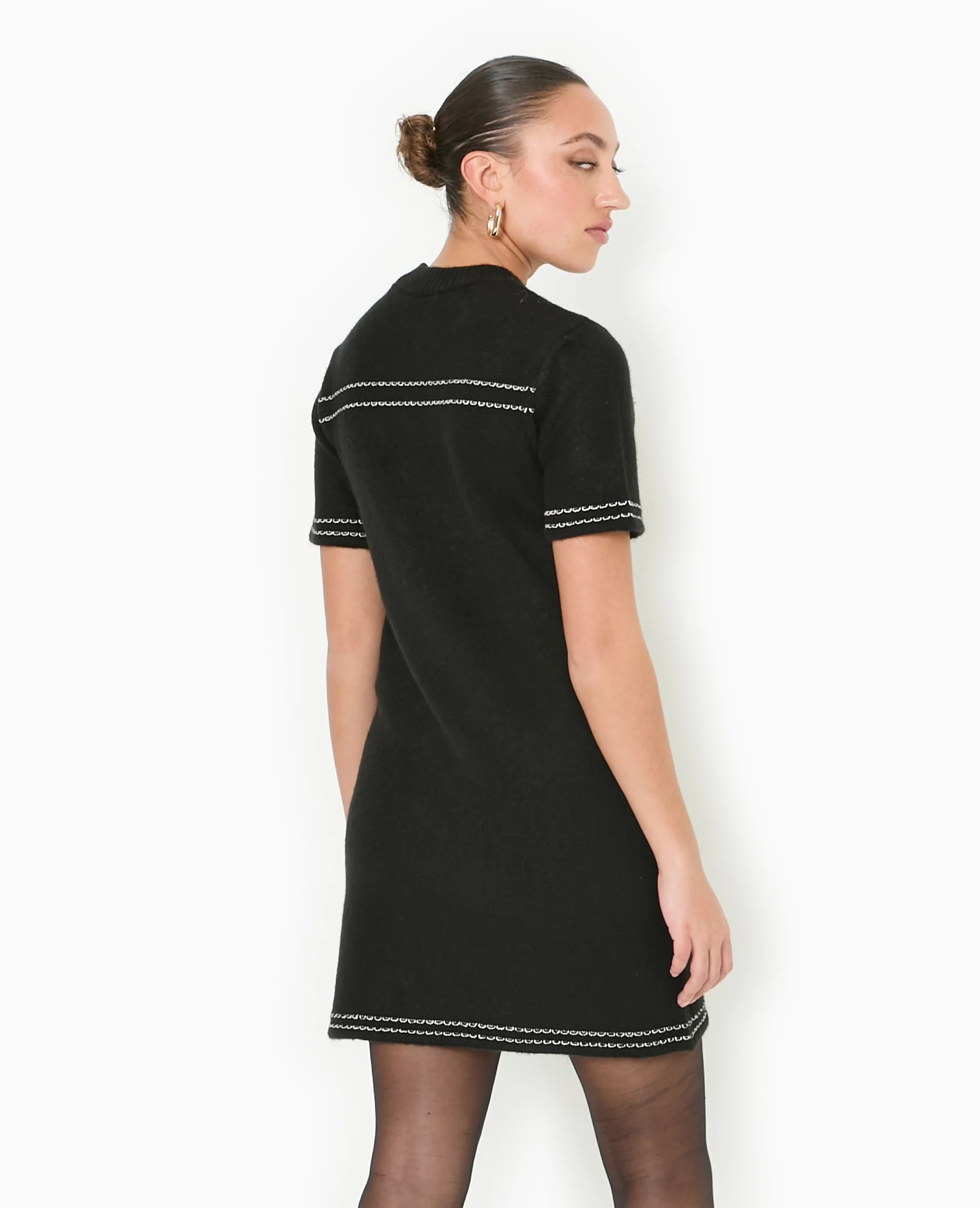 Robe courte en maille avec détails contrastés - Image 6