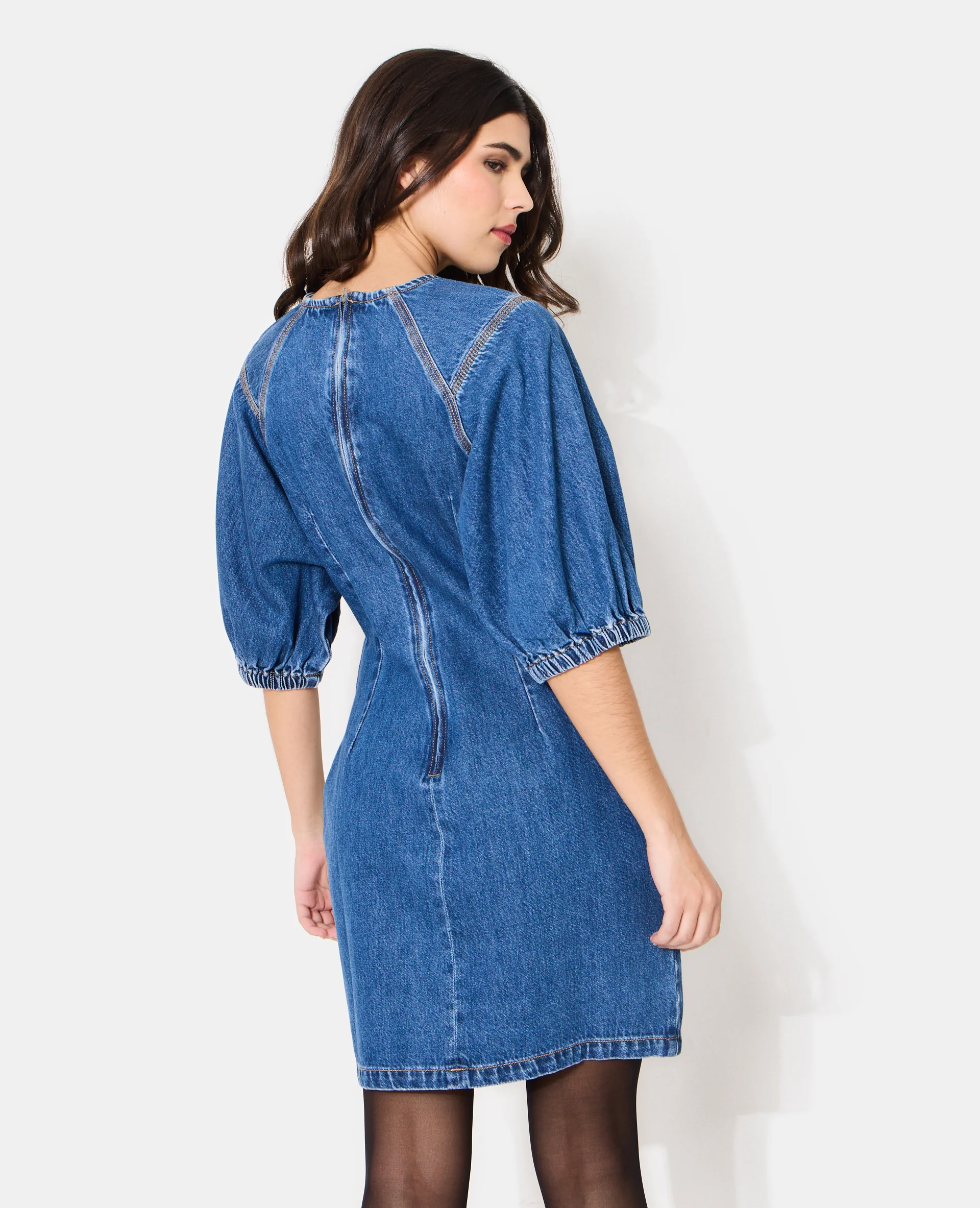 Robe en jean courte cintrée avec manches ballons - Image 6