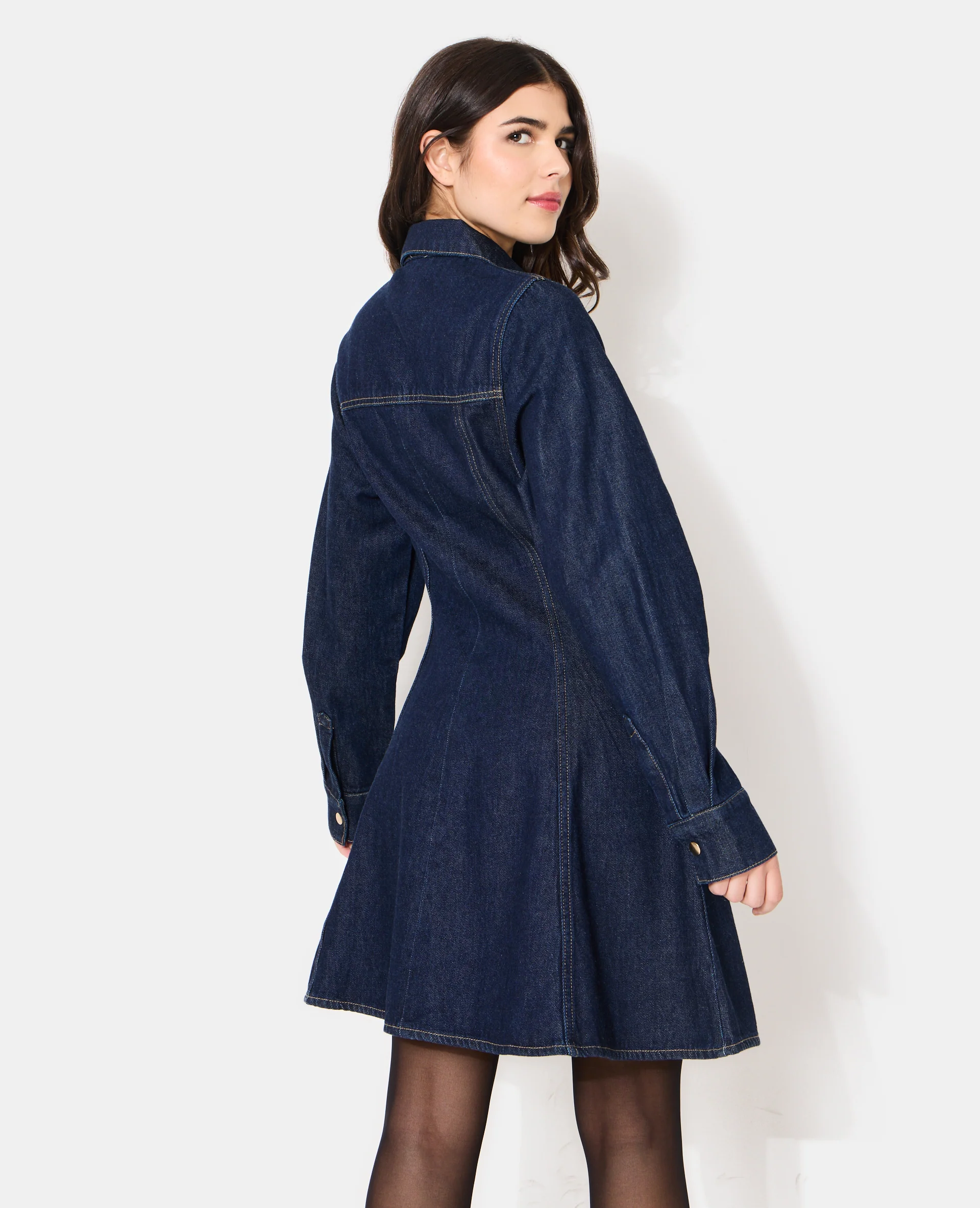 Robe en jean courte évasée et boutonnée - Image 6