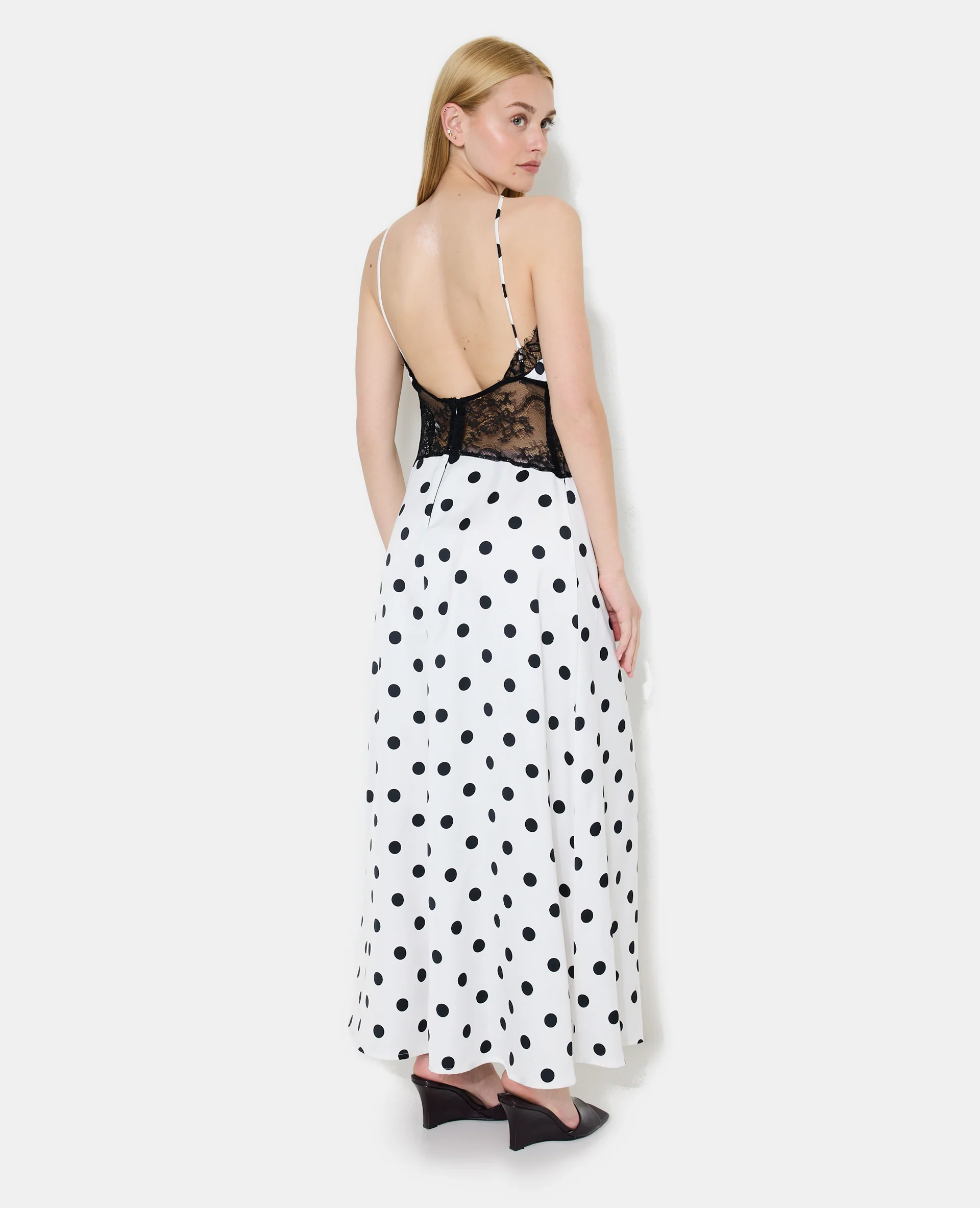 Robe longue à pois avec empiècements dentelle - Image 6