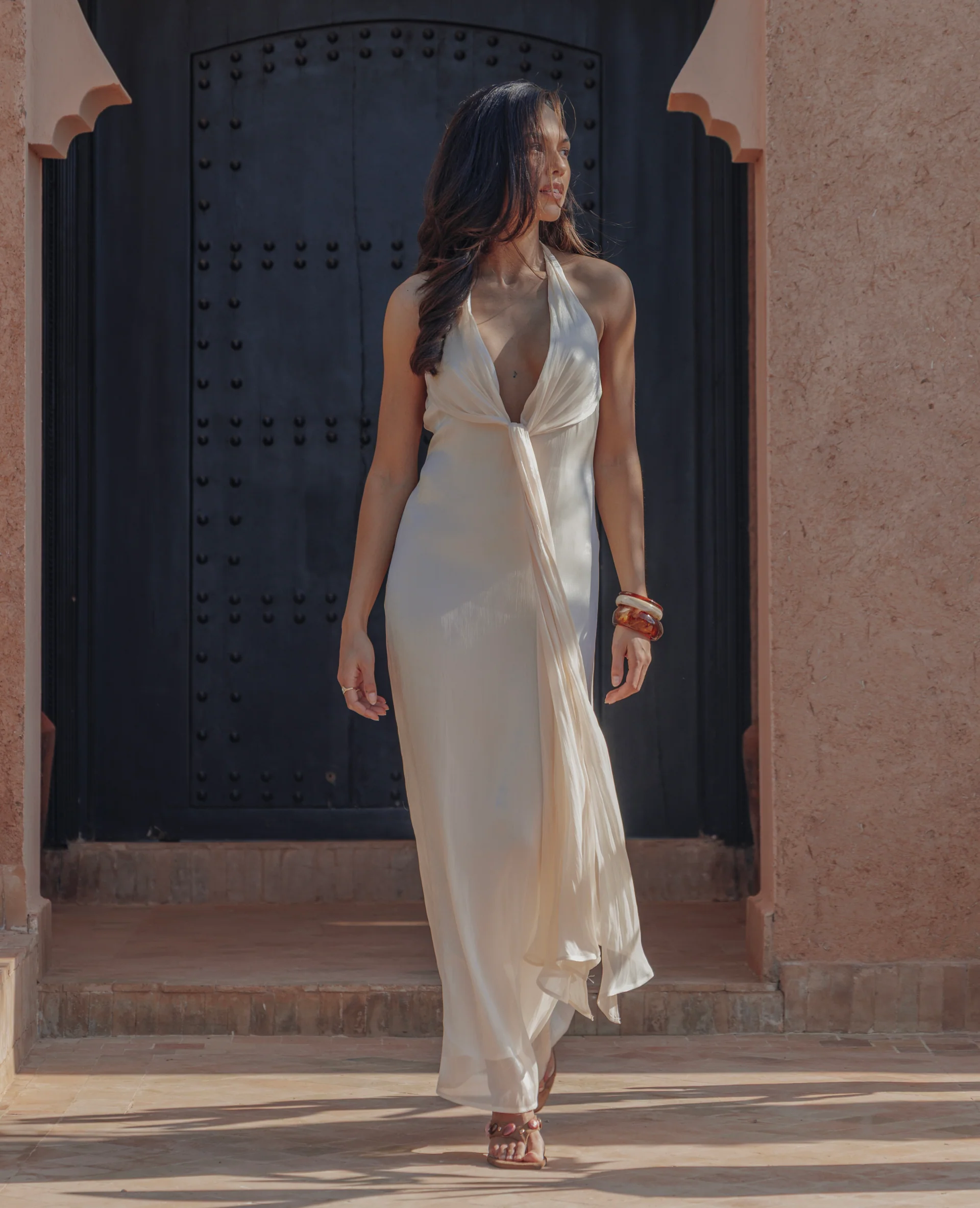 Robe longue dos-nu en satin avec pans à nouer