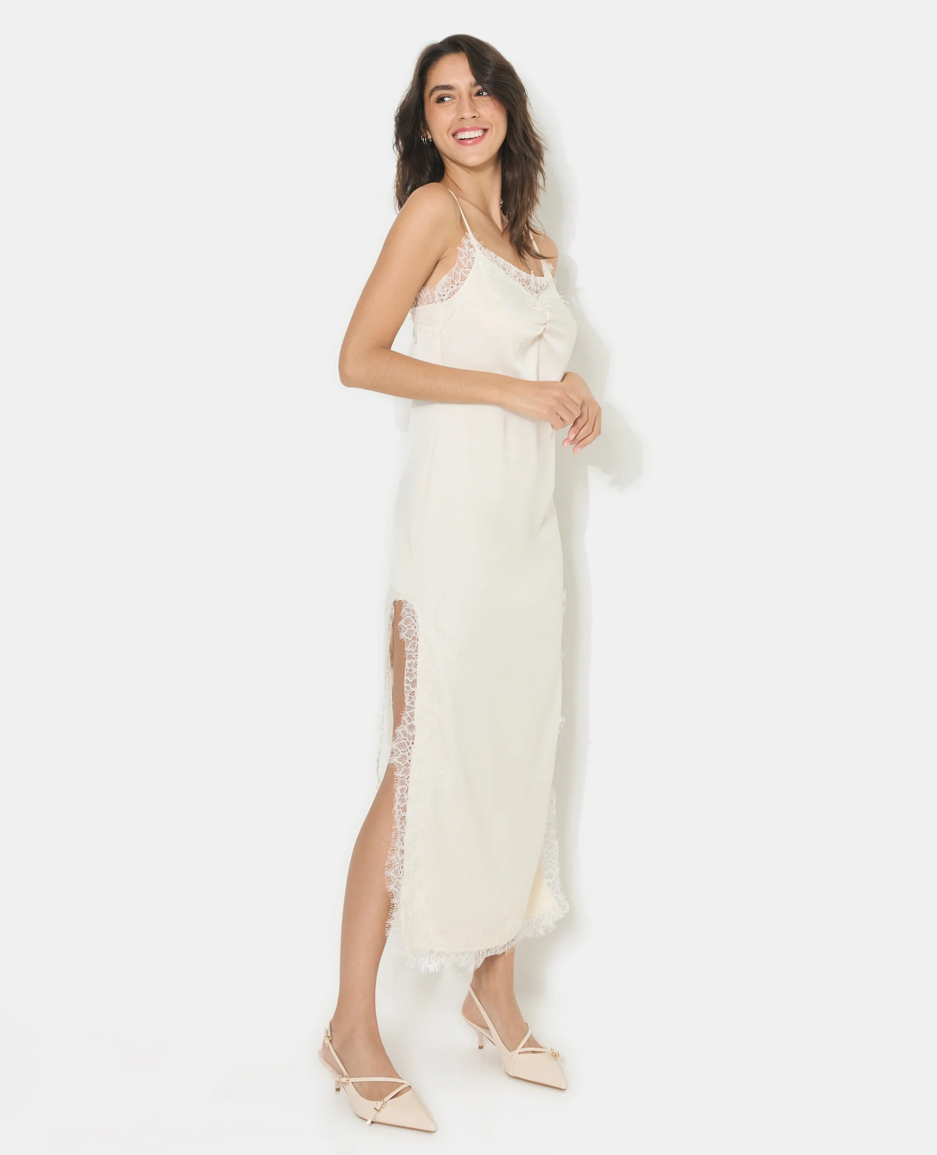 Robe longue en satin avec dentelle et fentes côtés - Image 2