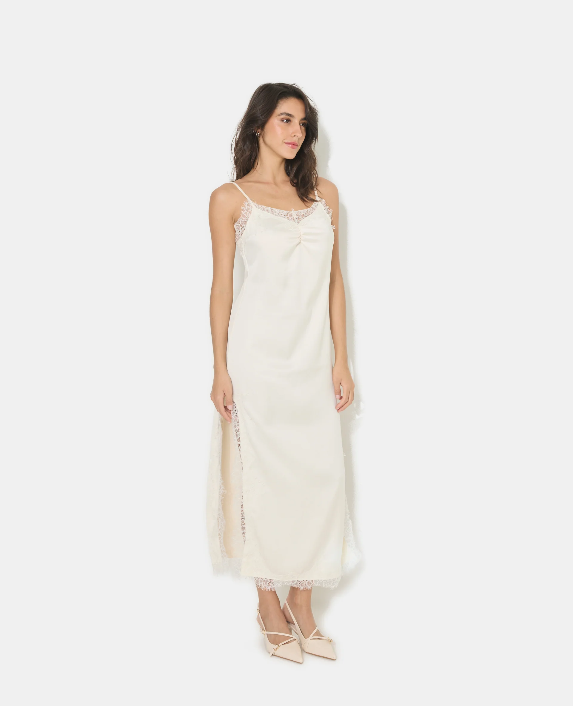 Robe longue en satin avec dentelle et fentes côtés - Image 5