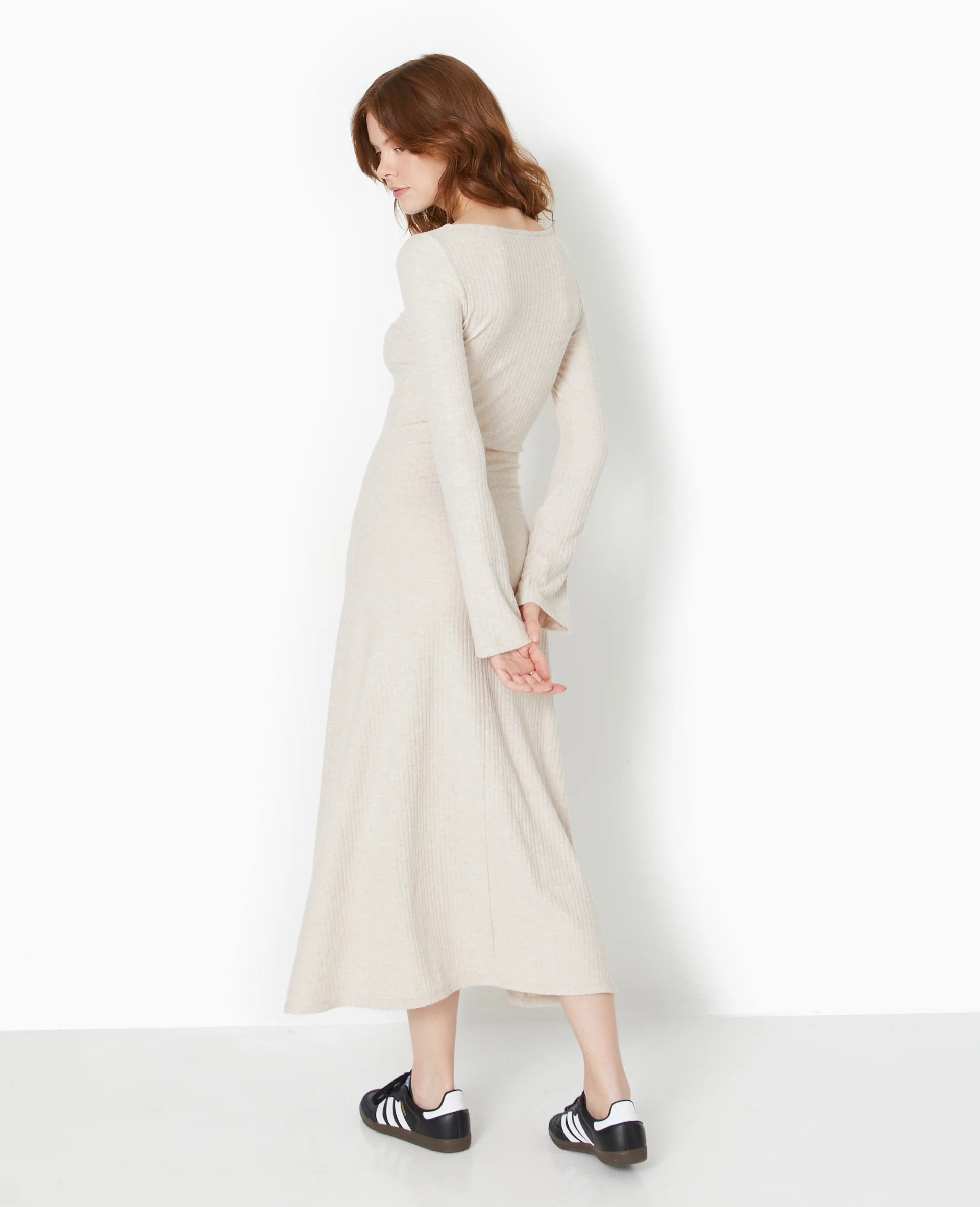 Robe longue évasée en maille côtelée - Image 6
