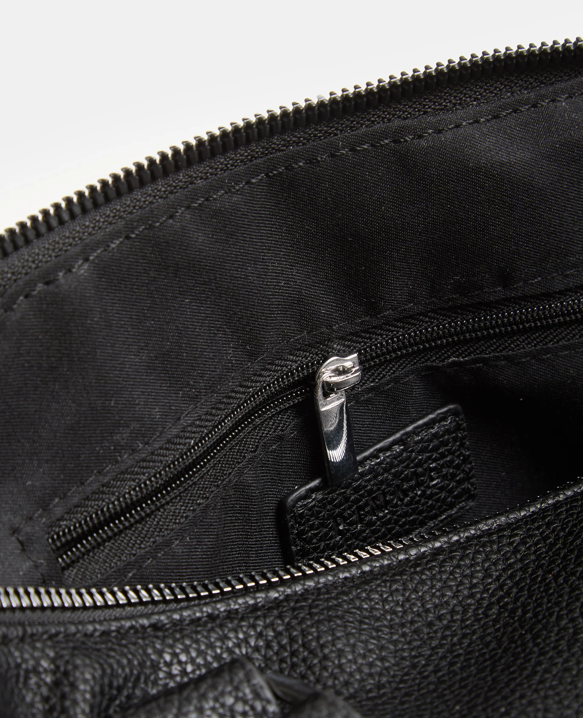 Sac simili effet cuir grainé avec détails clous et boucles - Image 5
