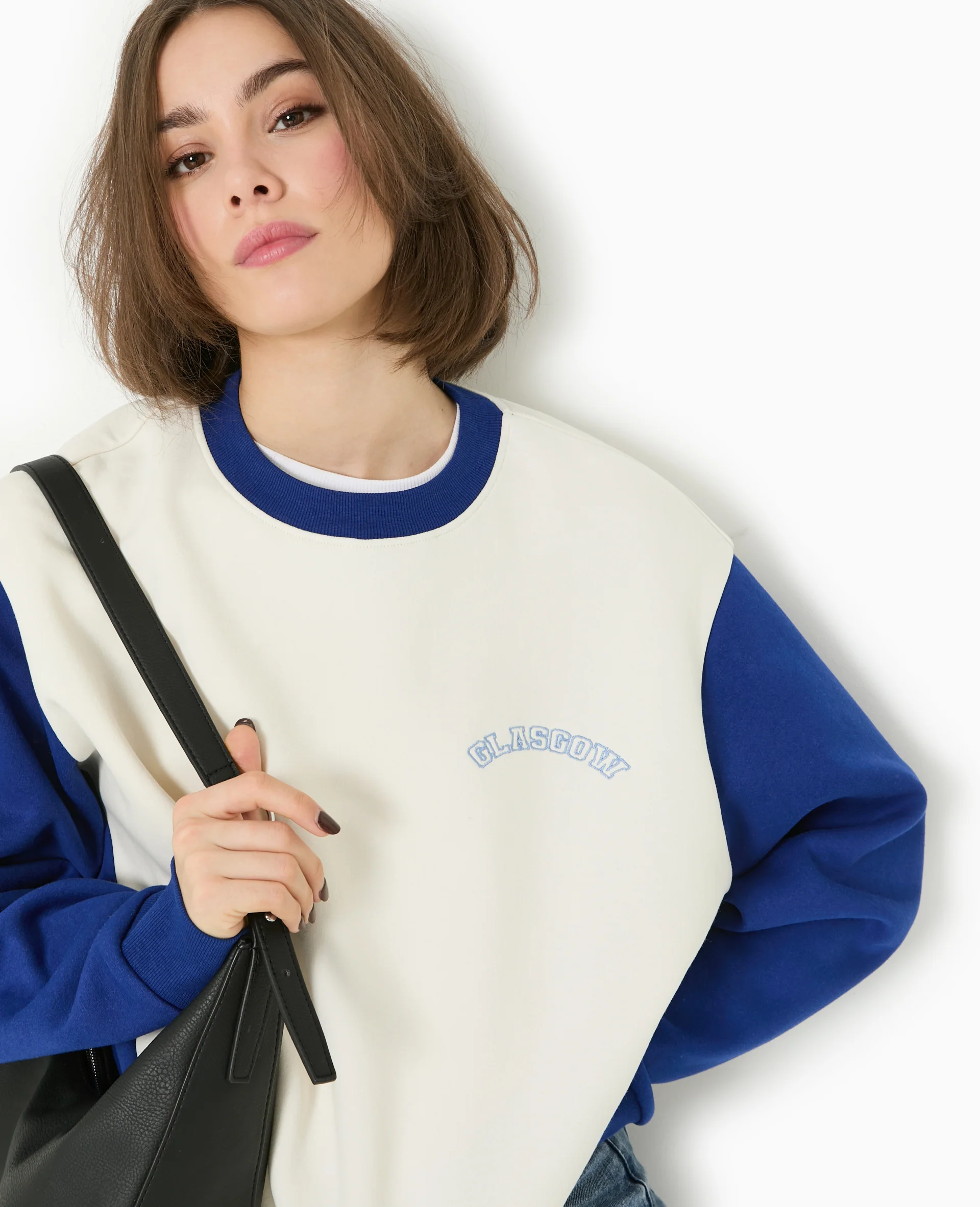 Sweat bicolore avec broderie poitrine et dos