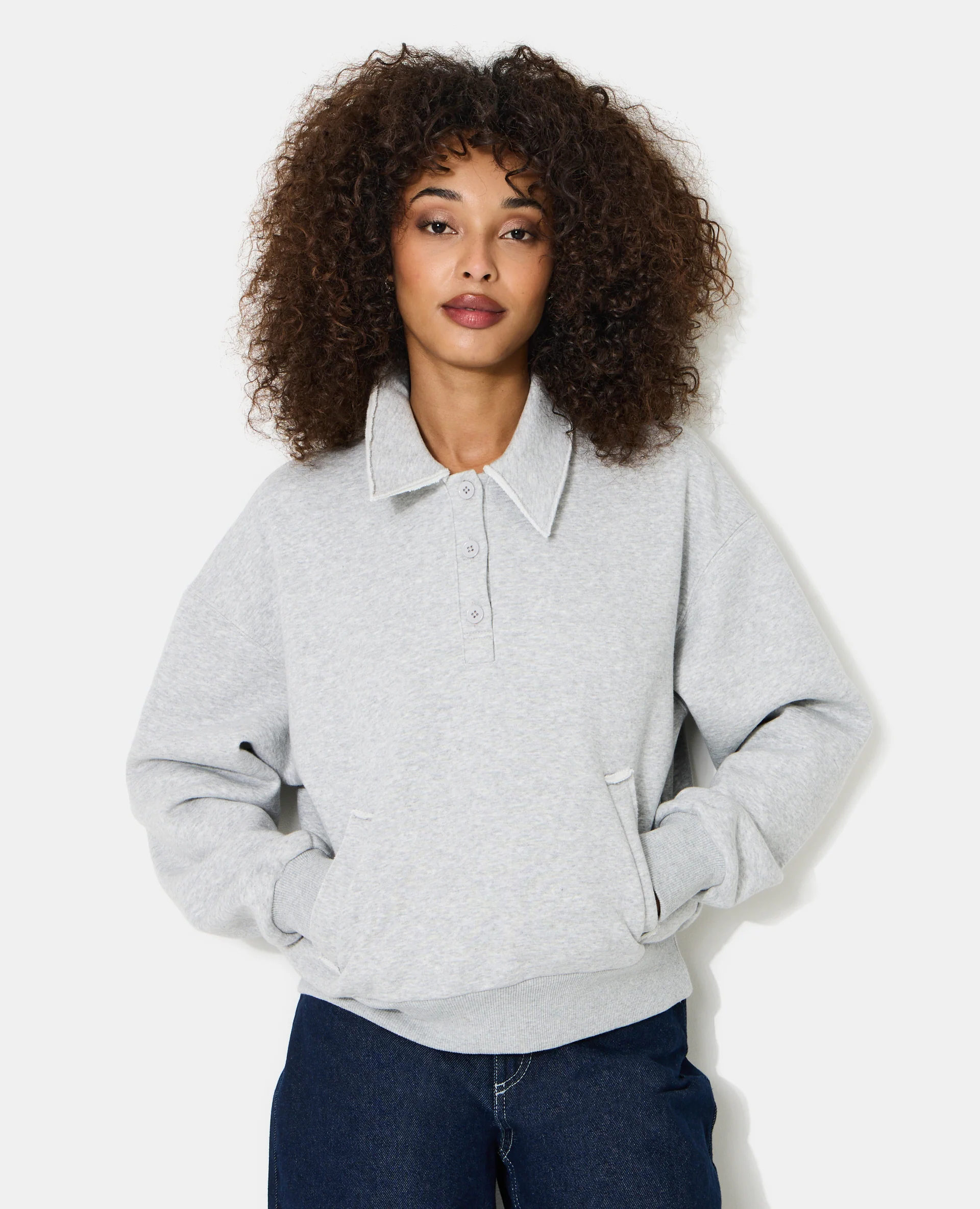 Sweat col polo avec poches et détails coupés - Image 5