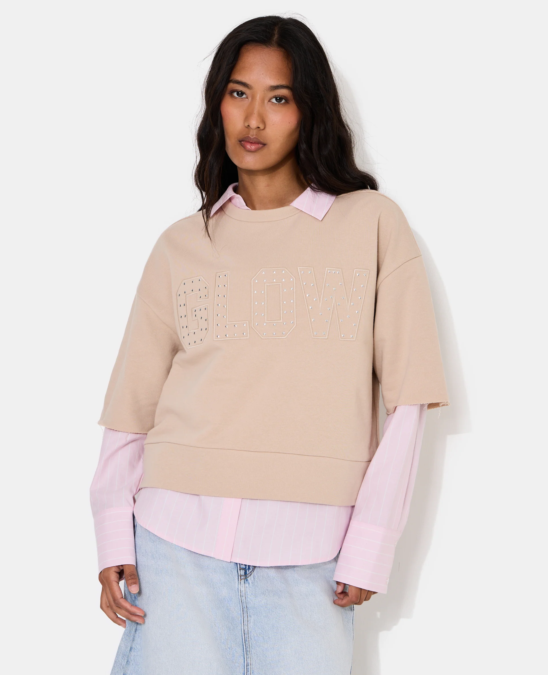 Sweat manches courtes avec broderie et clous étoiles - Image 5