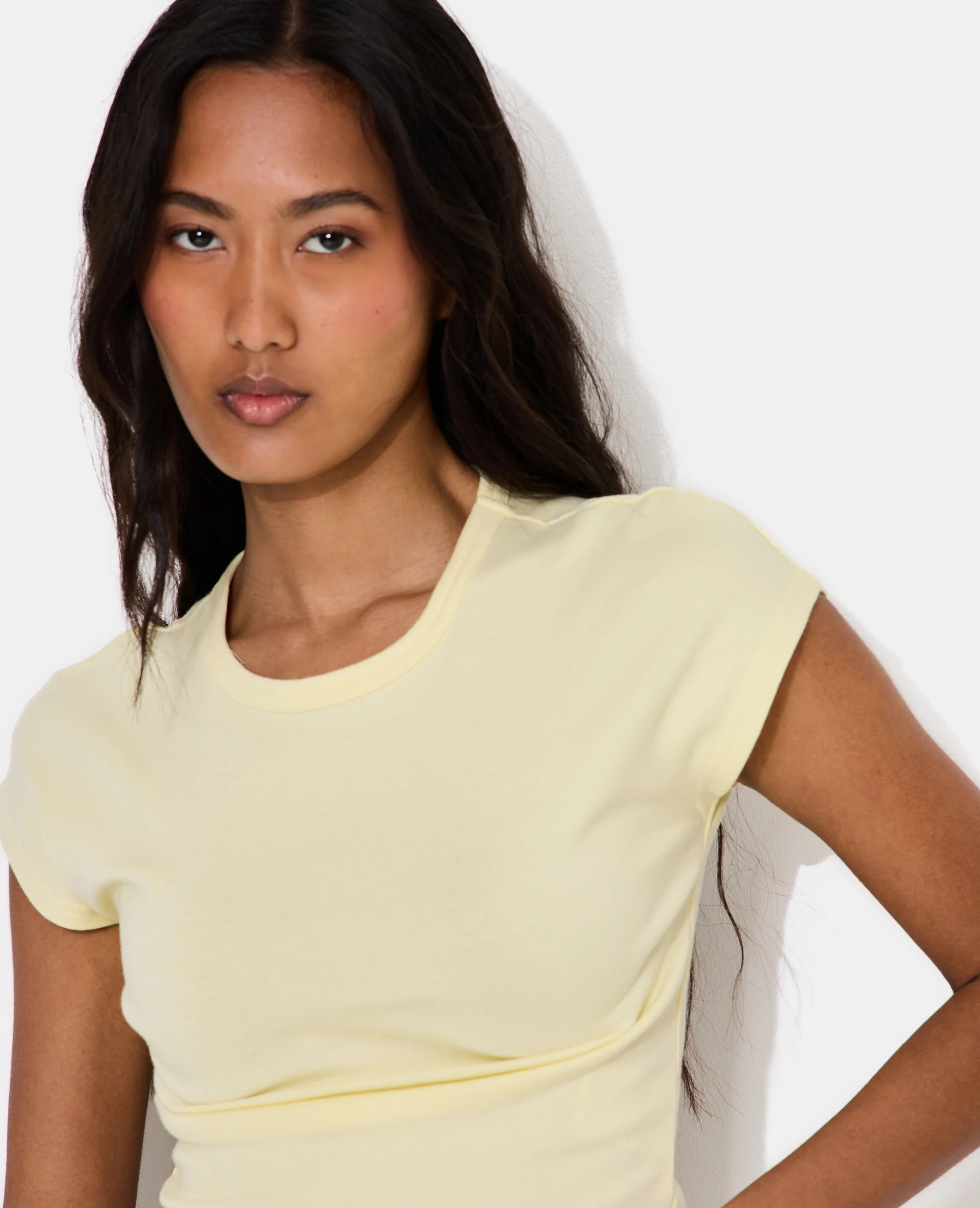 T-shirt ajusté col rond et manches raccourcies - Image 2