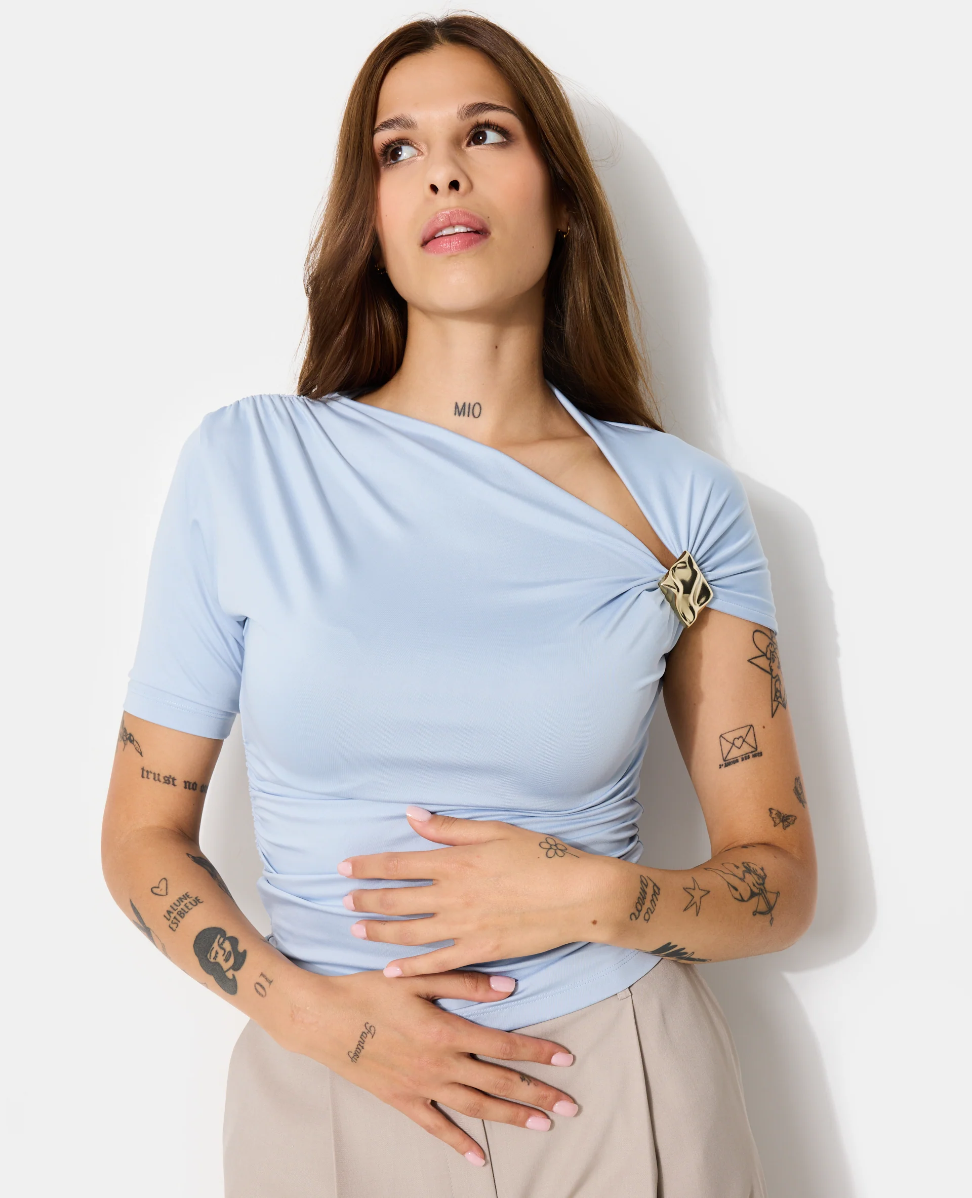 T-shirt asymétrique avec détail bijou