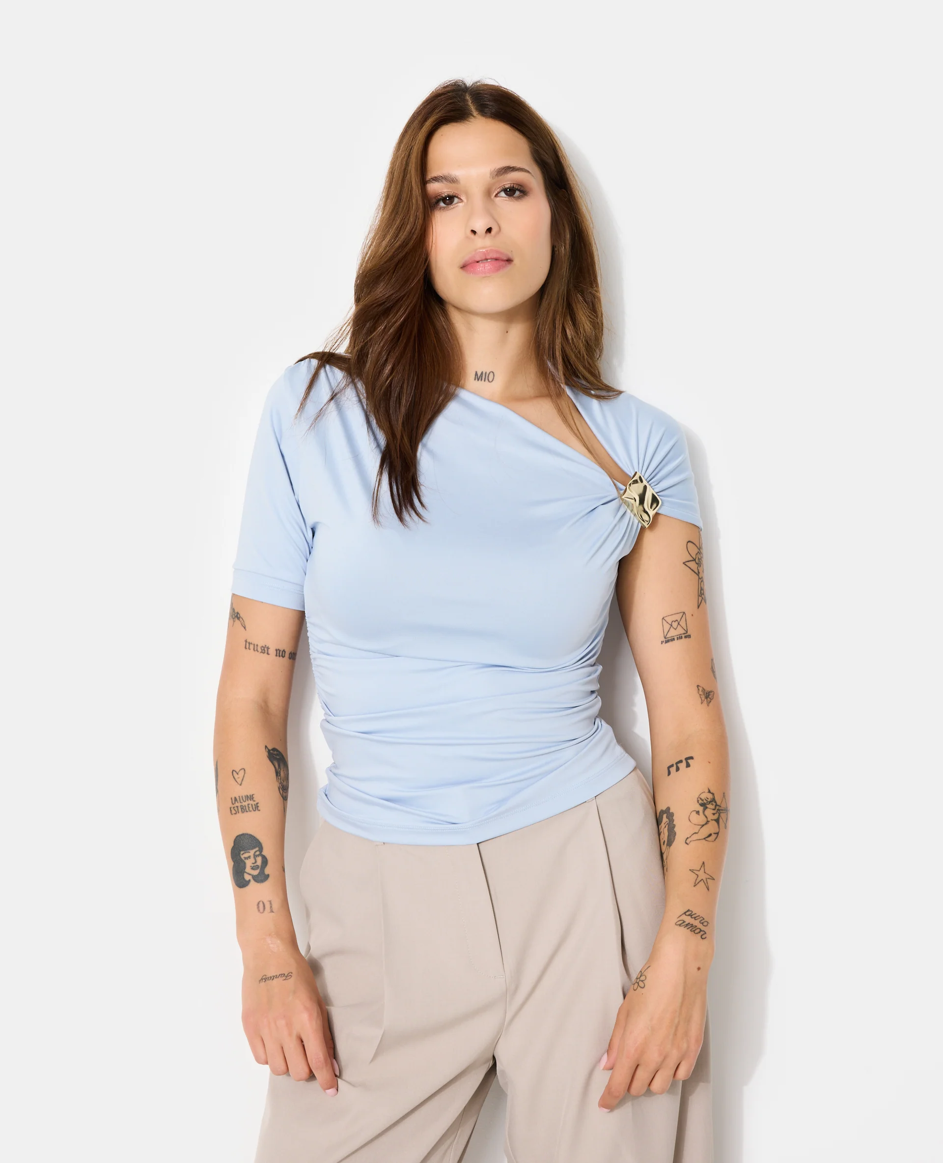 T-shirt asymétrique avec détail bijou - Image 5