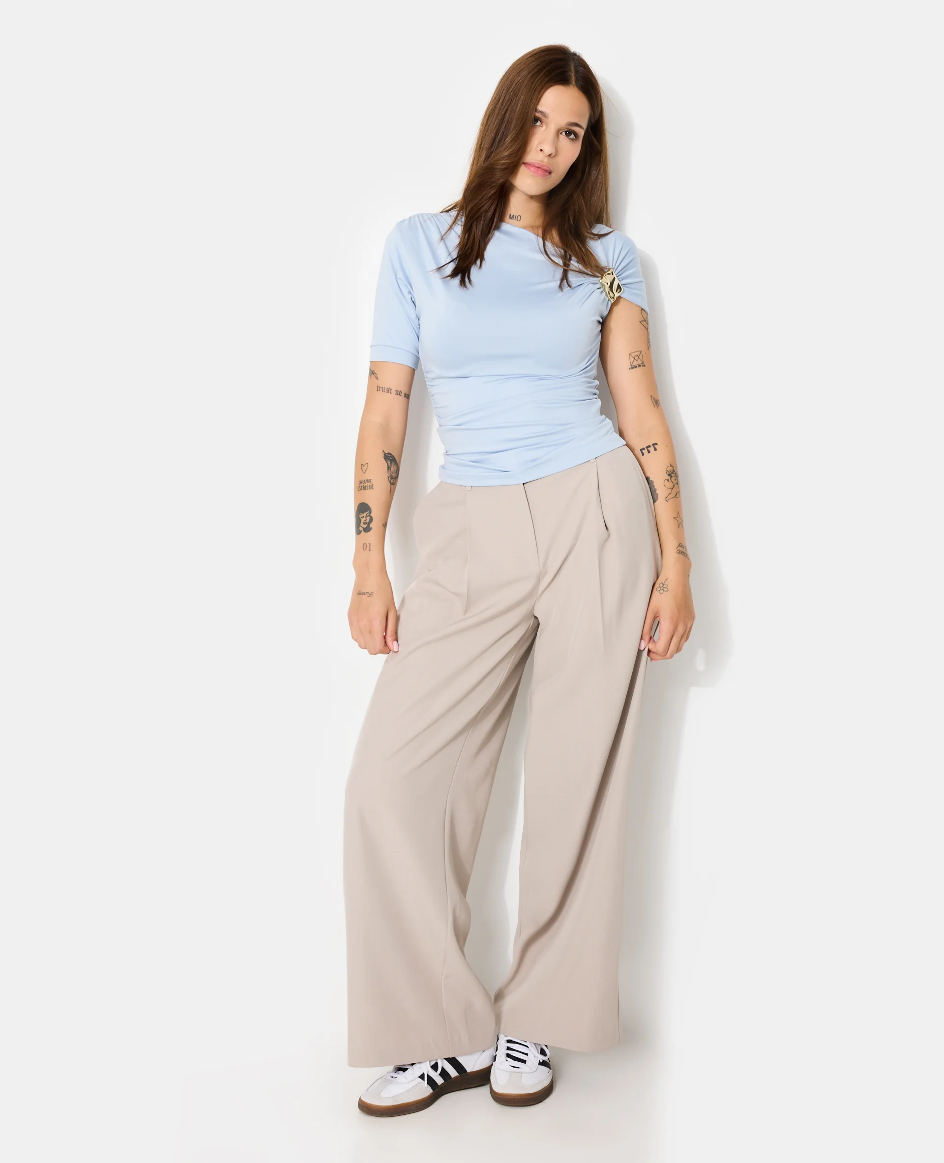 T-shirt asymétrique avec détail bijou - Image 7