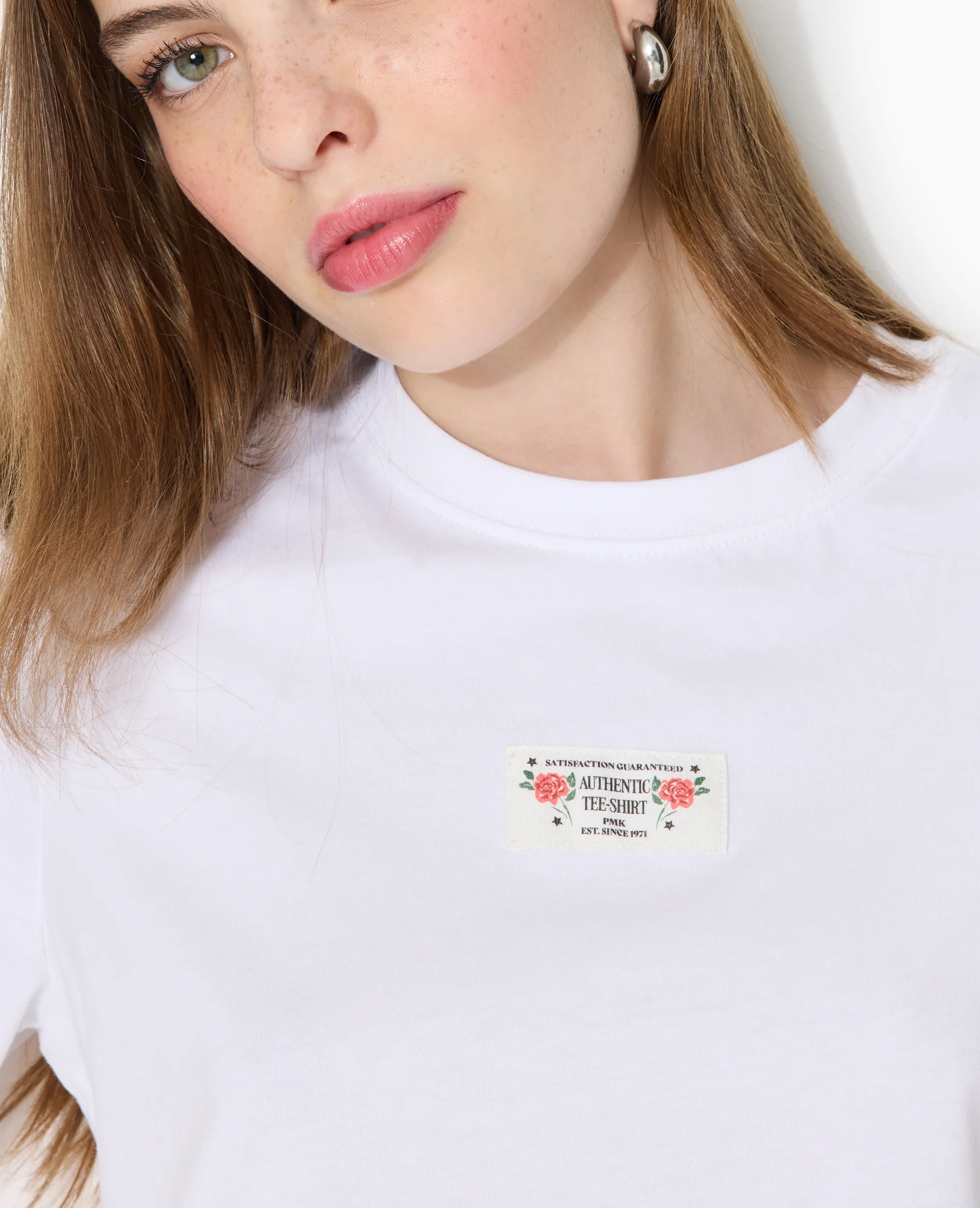 T-shirt avec étiquette cousue devant - Image 2