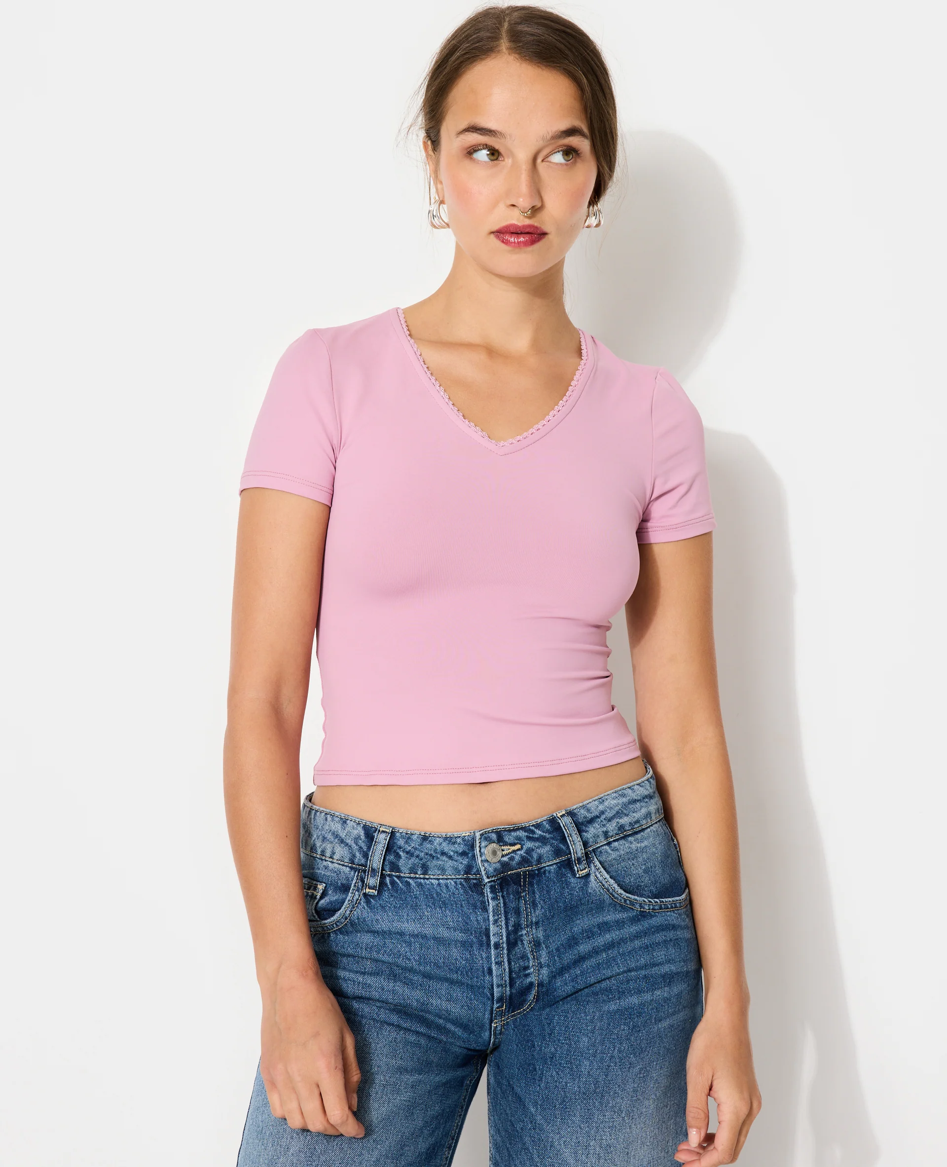 T-shirt col V avec découpe dos et détail dentelle