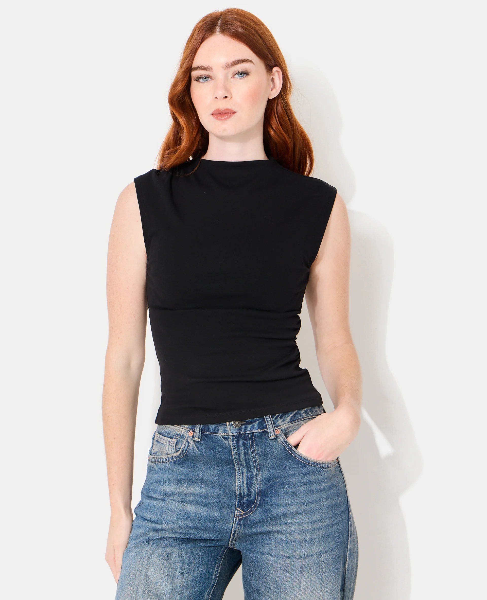 T-shirt sans manches avec col montant et fronces