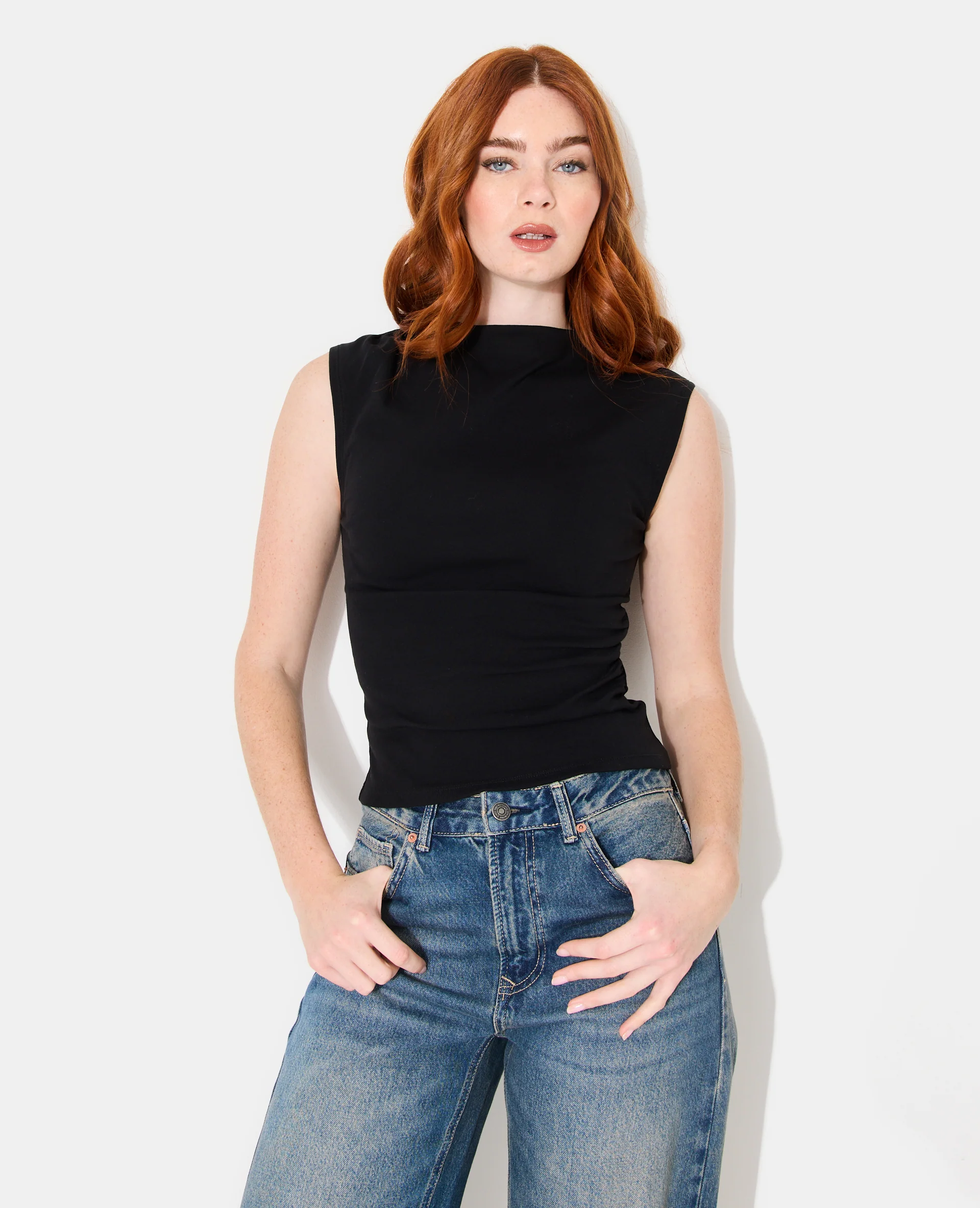 T-shirt sans manches avec col montant et fronces - Image 5