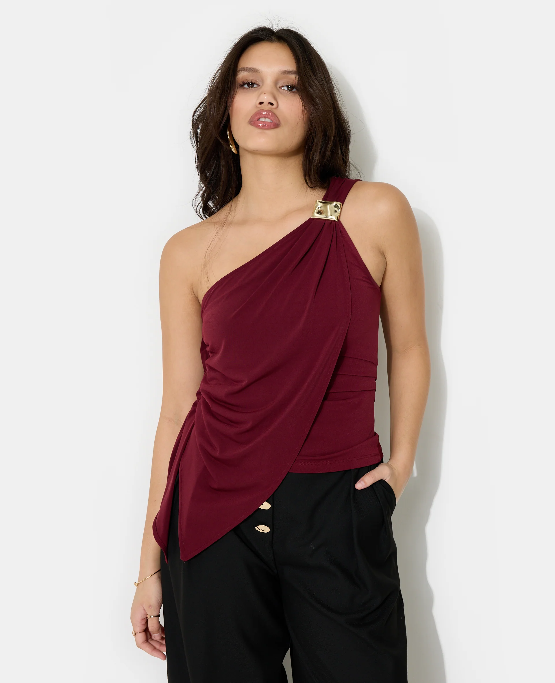 Top asymétrique avec détail bijou et drapés