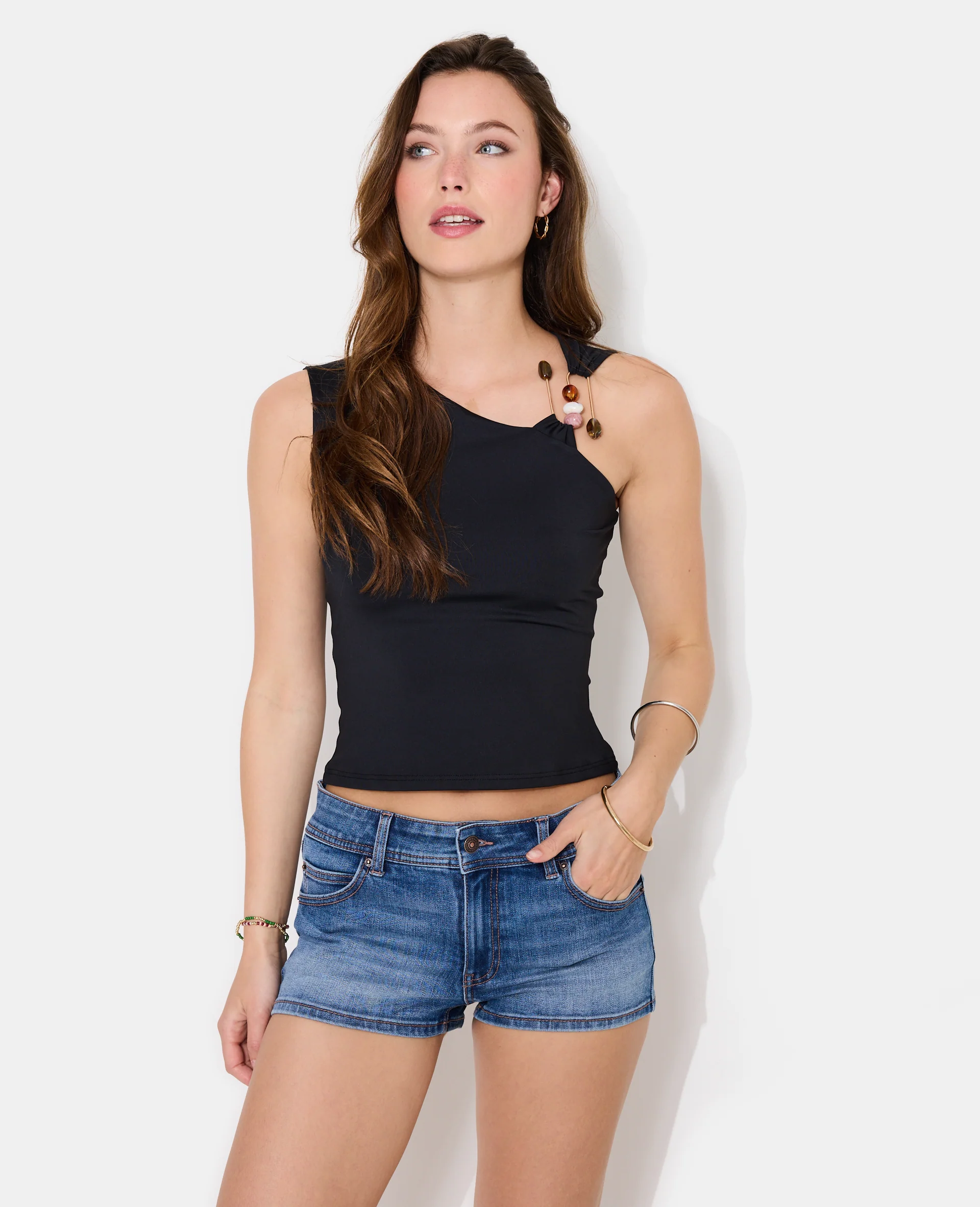 Top asymétrique avec détail bijou et pierres