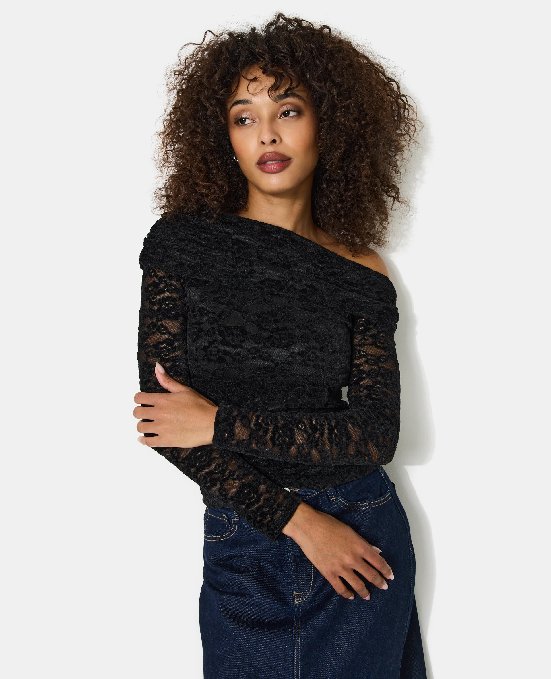 Top asymétrique en résille avec fleurs velours