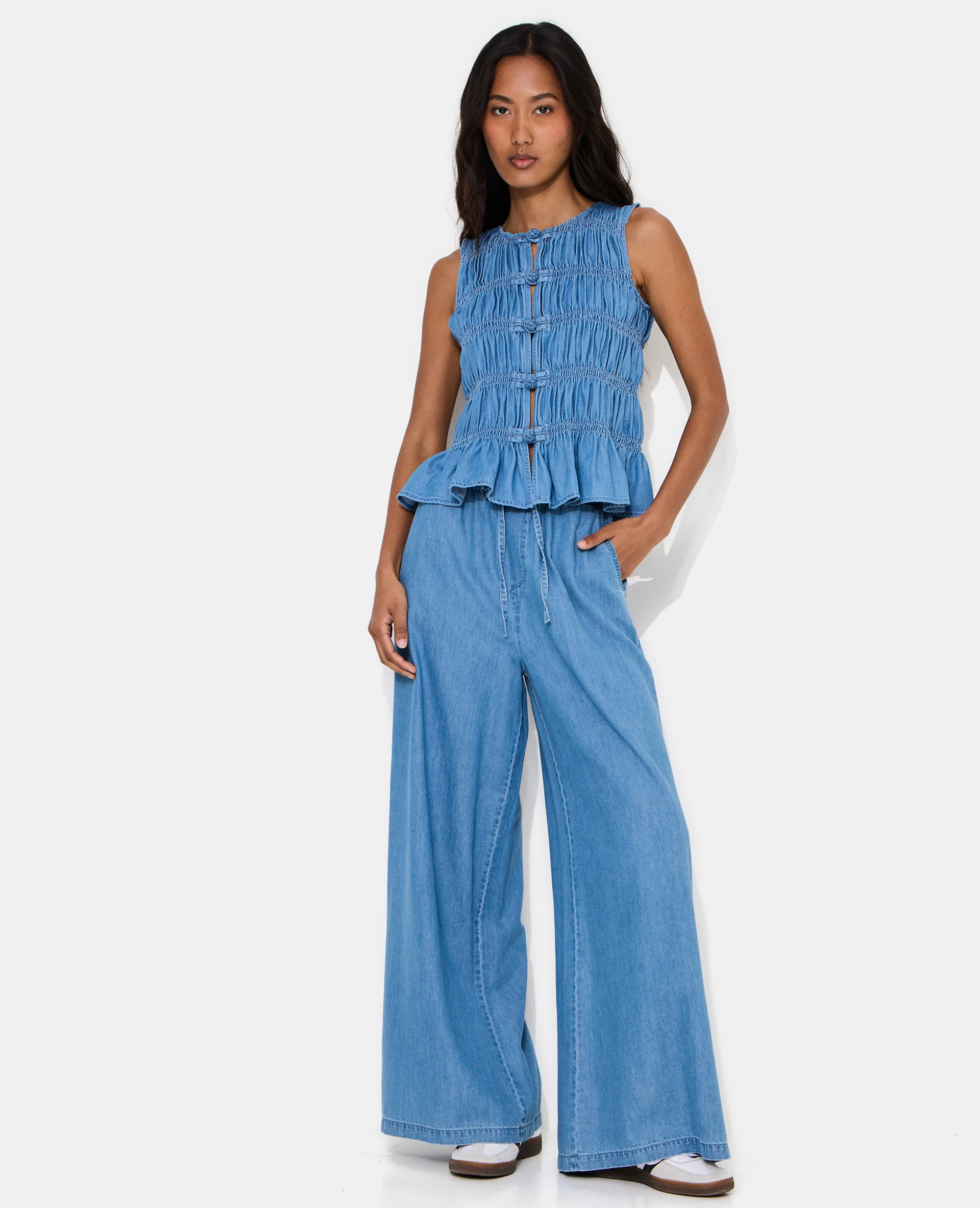Top effet jean avec smocks et boutons brandebourg - Image 3