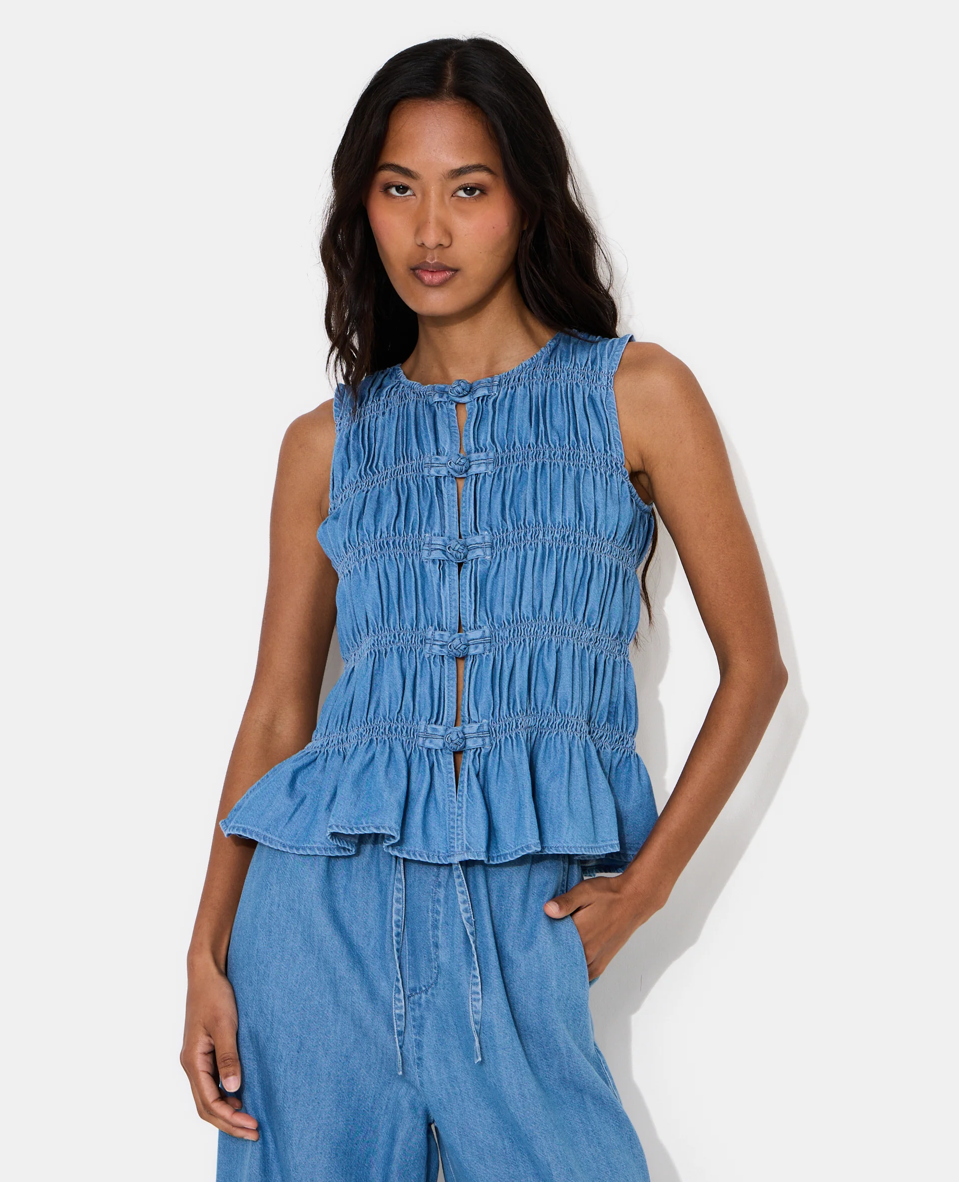 Top effet jean avec smocks et boutons brandebourg - Image 5