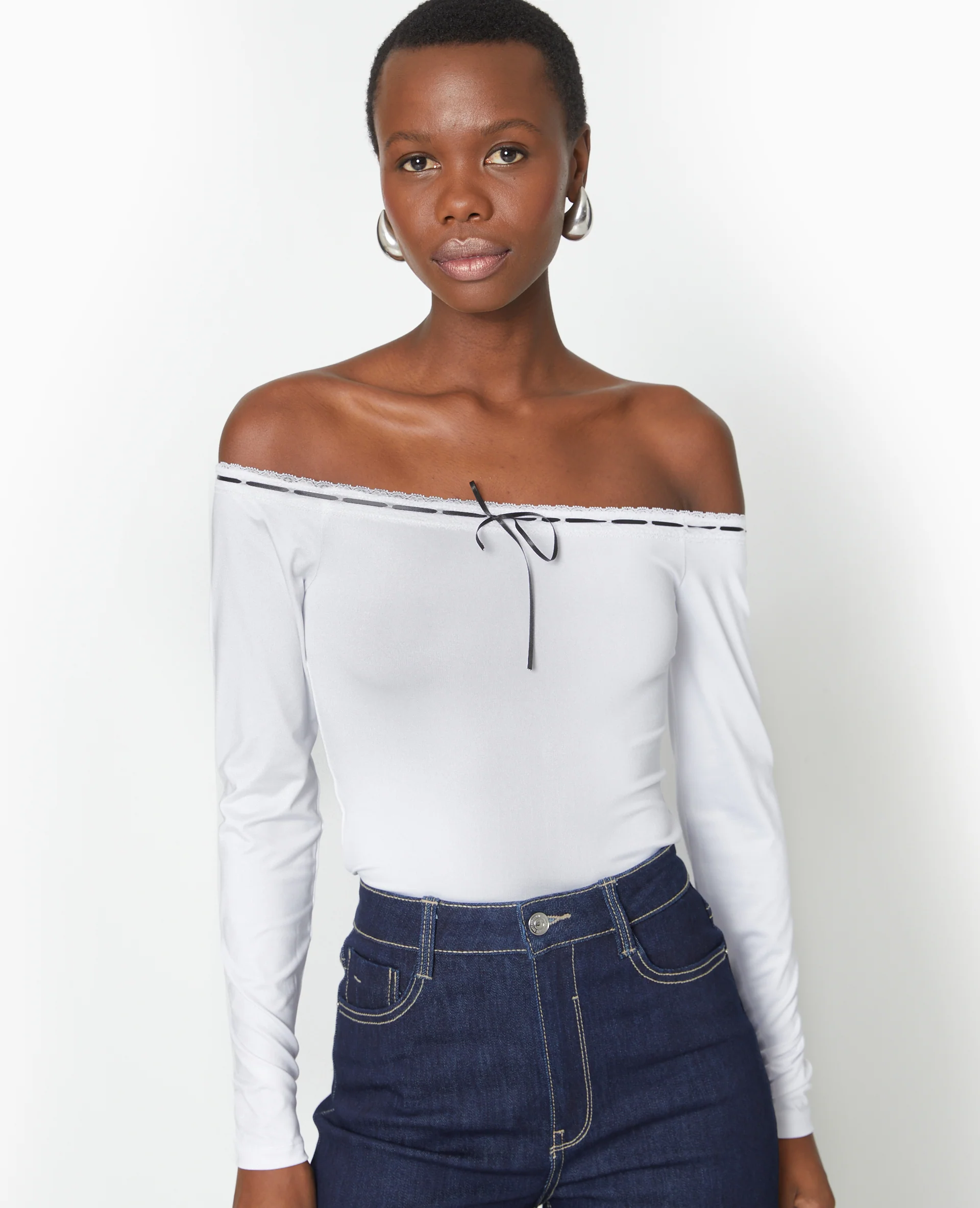 Top encolure Bardot avec noeud contrasté - Image 7
