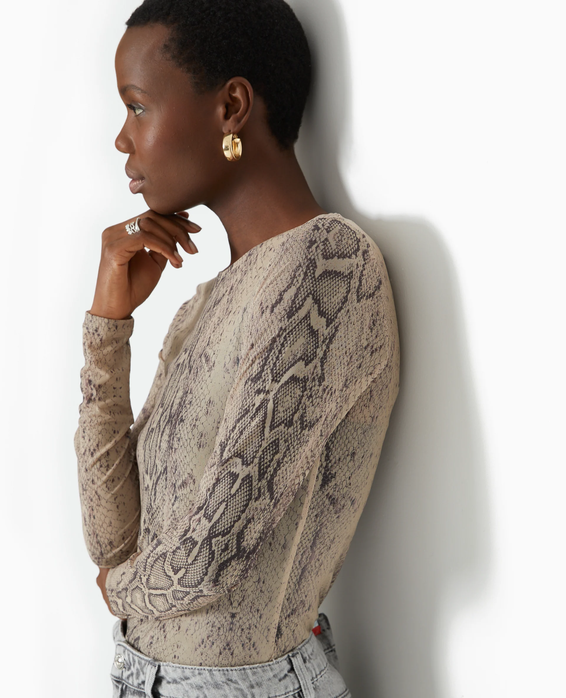 Top manches longues en résille motif python