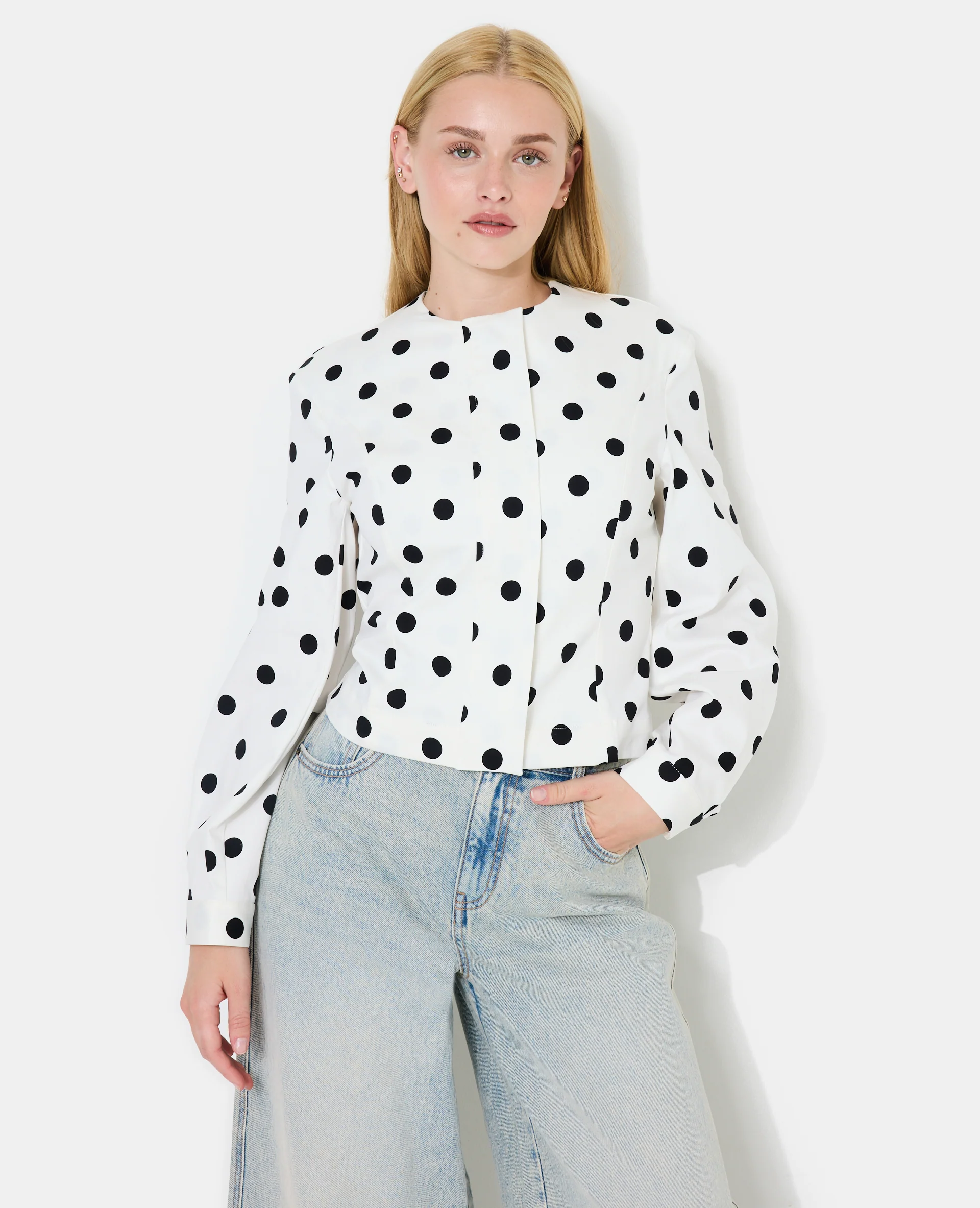 Veste cintrée col rond motif pois