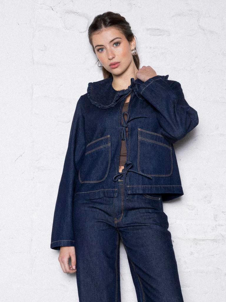 Veste en jean avec col claudine et nouettes