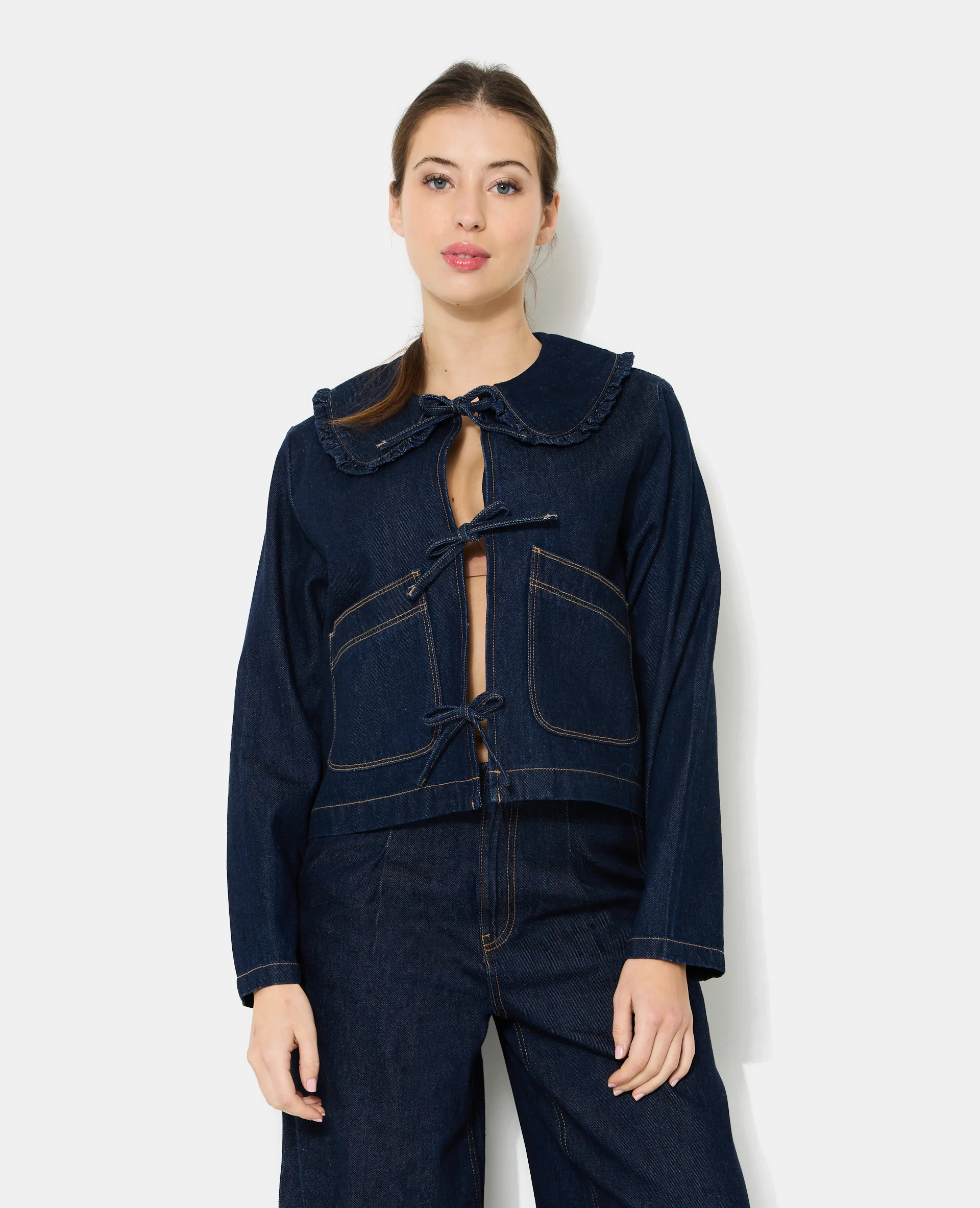 Veste en jean avec col claudine et nouettes - Image 5