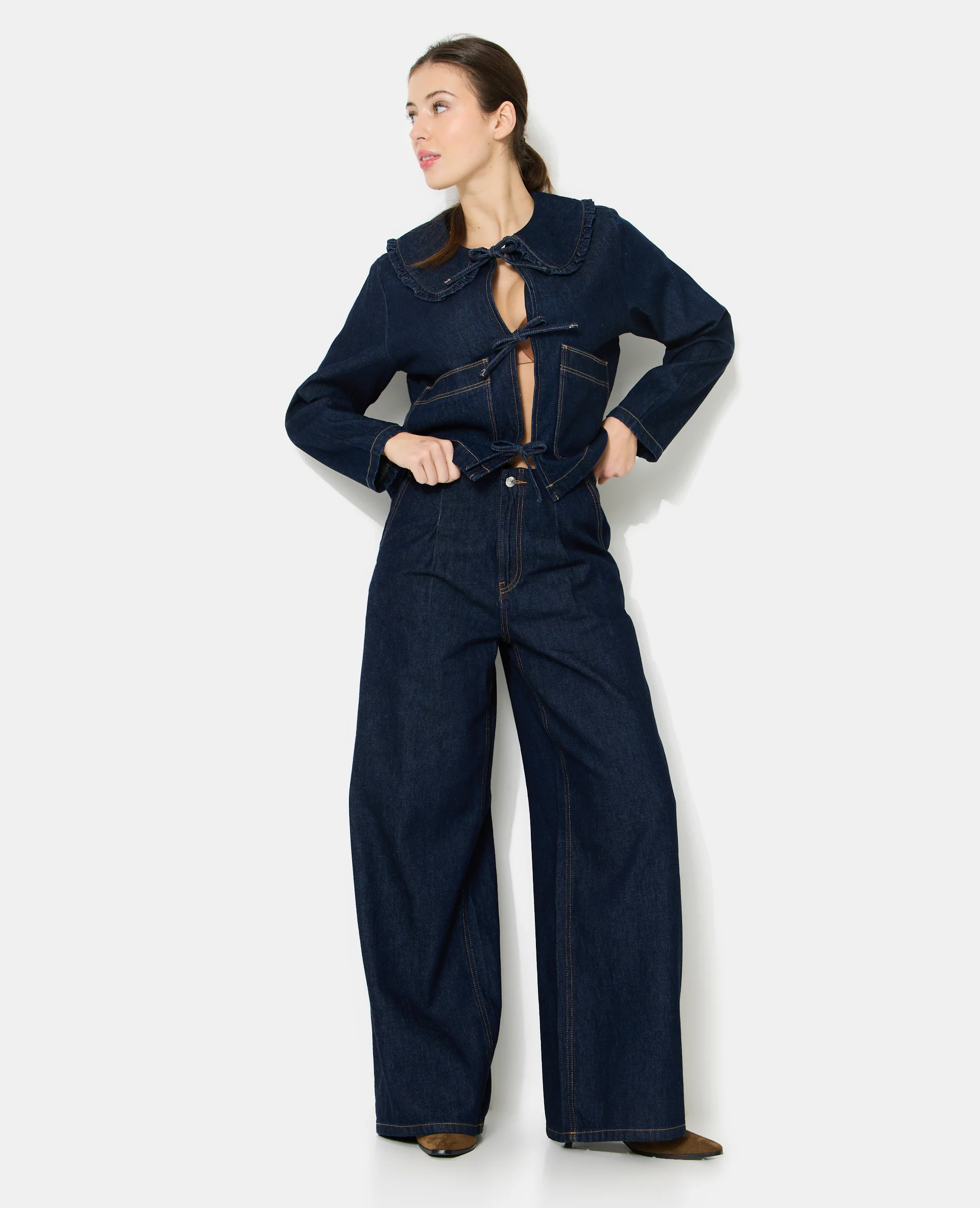 Veste en jean avec col claudine et nouettes - Image 7